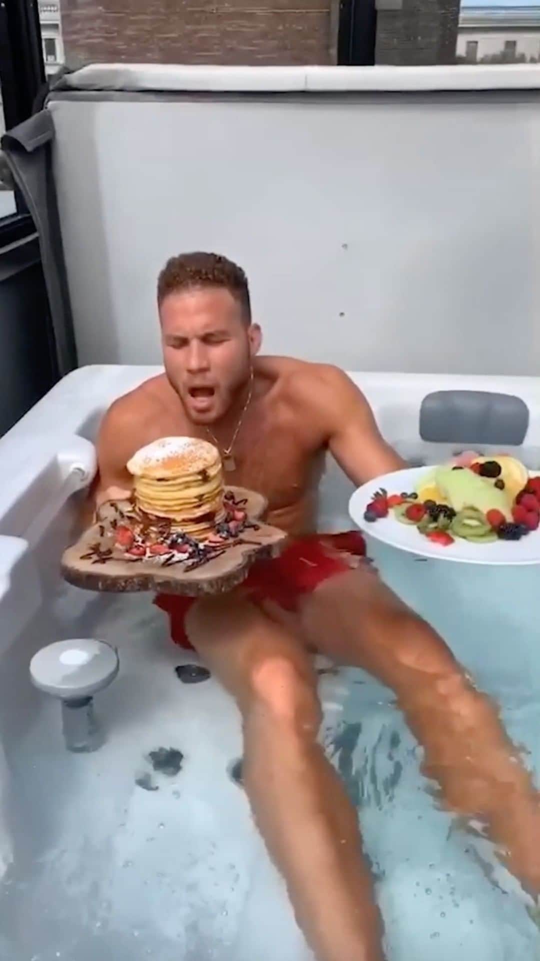 レッドブルのインスタグラム：「See how @blakegriffin23 gets ready before a night of comedy. Featuring @bobmenery, @jimmycarr, @tdgriff32, @comedianront, @joshadamszzz, @therealjeffreyross, @samjaycomic, & @chethinks.  Head here for more Blake Griffin comedy 👉 http://bit.ly/blakecomedycab」