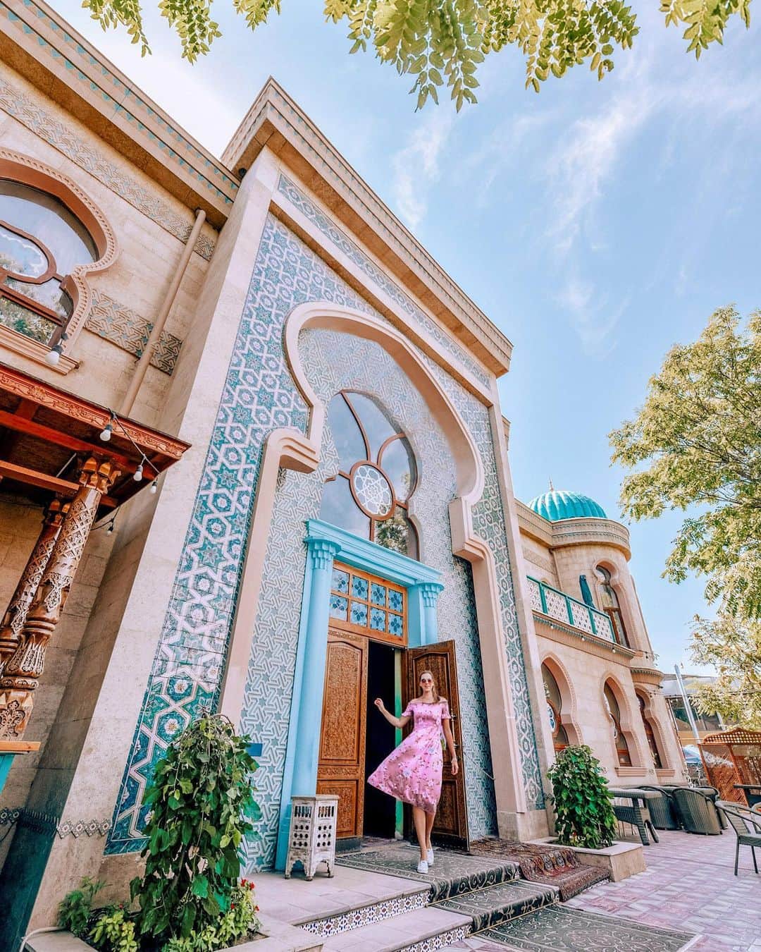 Izkizのインスタグラム：「We visited many different places and landscapes in Kazakhstan, from mountains to cities to deserts. This photo was taken in the vibrant city of Shymkent. When we had our press conference there,  someone in the audience asked us to describe Shymkent in 1 word, mine was colourful 💙💚💛 I loved the 2 nights we spent there exploring all the different corners of the city.  #jastarjyly #openqazaqsta #southqazaqstan #kazakhstan #AD」