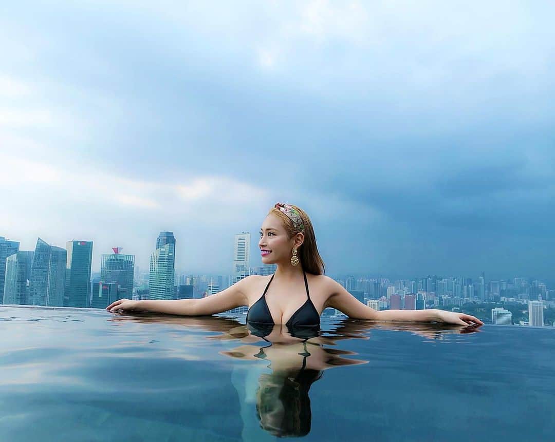 きよみんさんのインスタグラム写真 - (きよみんInstagram)「シンガポールといったら マリーナベイサンズのプール❤️ ㅤㅤㅤㅤㅤㅤㅤㅤㅤㅤㅤㅤㅤㅤㅤㅤㅤㅤㅤㅤㅤㅤㅤㅤㅤㅤㅤㅤㅤㅤㅤㅤㅤㅤㅤㅤㅤㅤㅤㅤㅤㅤㅤㅤㅤㅤㅤㅤㅤㅤㅤㅤㅤㅤㅤㅤㅤㅤㅤㅤㅤㅤ ㅤㅤㅤㅤㅤㅤㅤㅤㅤㅤㅤㅤㅤㅤㅤㅤㅤㅤㅤㅤㅤㅤㅤㅤㅤㅤㅤㅤㅤㅤㅤㅤㅤㅤㅤㅤㅤㅤㅤㅤㅤㅤㅤㅤㅤㅤ . ㅤㅤㅤㅤㅤㅤㅤㅤㅤㅤㅤㅤㅤㅤㅤㅤㅤㅤㅤㅤㅤㅤㅤㅤㅤㅤㅤㅤㅤㅤㅤㅤㅤㅤㅤㅤㅤㅤㅤㅤㅤㅤㅤㅤㅤㅤㅤㅤㅤㅤㅤㅤㅤㅤㅤㅤㅤㅤㅤㅤㅤㅤㅤㅤㅤㅤㅤㅤㅤ . ㅤㅤㅤㅤㅤㅤㅤㅤㅤㅤㅤㅤㅤㅤㅤㅤㅤㅤㅤㅤㅤㅤㅤㅤㅤㅤㅤㅤㅤㅤㅤㅤㅤㅤㅤㅤㅤㅤㅤㅤㅤㅤㅤㅤㅤㅤㅤㅤㅤㅤㅤㅤㅤㅤㅤㅤㅤㅤㅤㅤㅤㅤㅤㅤㅤㅤㅤㅤㅤ . ㅤㅤㅤㅤㅤㅤㅤㅤㅤㅤㅤㅤㅤㅤㅤㅤㅤㅤㅤㅤㅤㅤㅤㅤㅤㅤㅤㅤㅤㅤㅤㅤㅤㅤㅤㅤㅤㅤㅤㅤㅤㅤㅤㅤㅤㅤ  #シンガポール  #singapore  #marinabaysands  #skypool #感想 #寒い」8月28日 3時36分 - kiyomin.1031