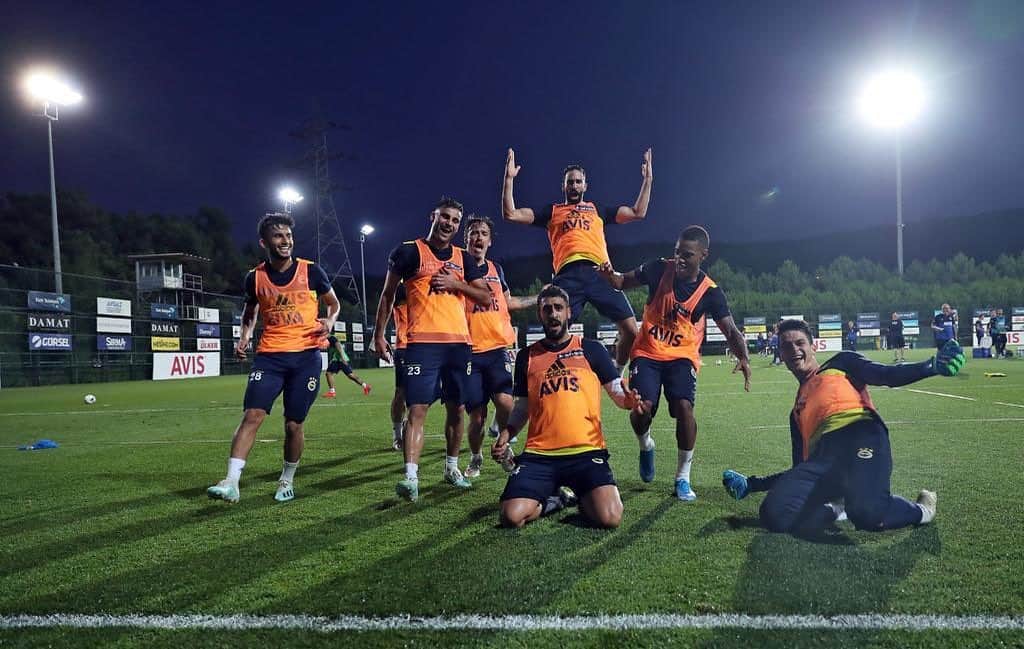アディル・ラミのインスタグラム：「First training 😅 #newfamily yasa @fenerbahce 😘 ... I missed football, I loved , I love and I will love football forever 🥰 ... 💛💙」