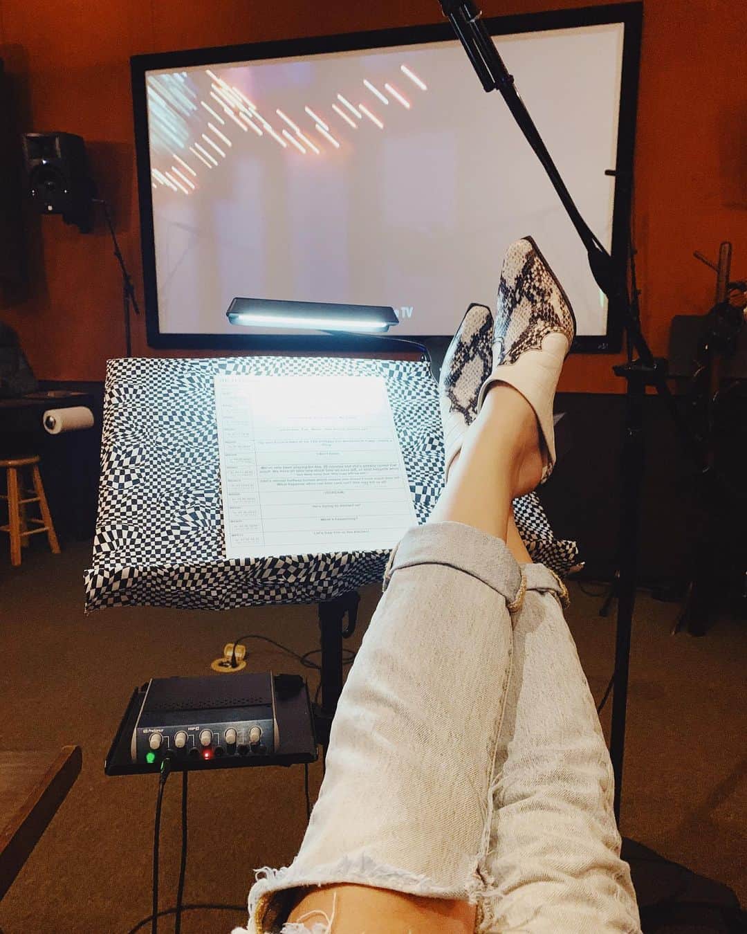 アデレード・ケインのインスタグラム：「ADR casual @hulu」