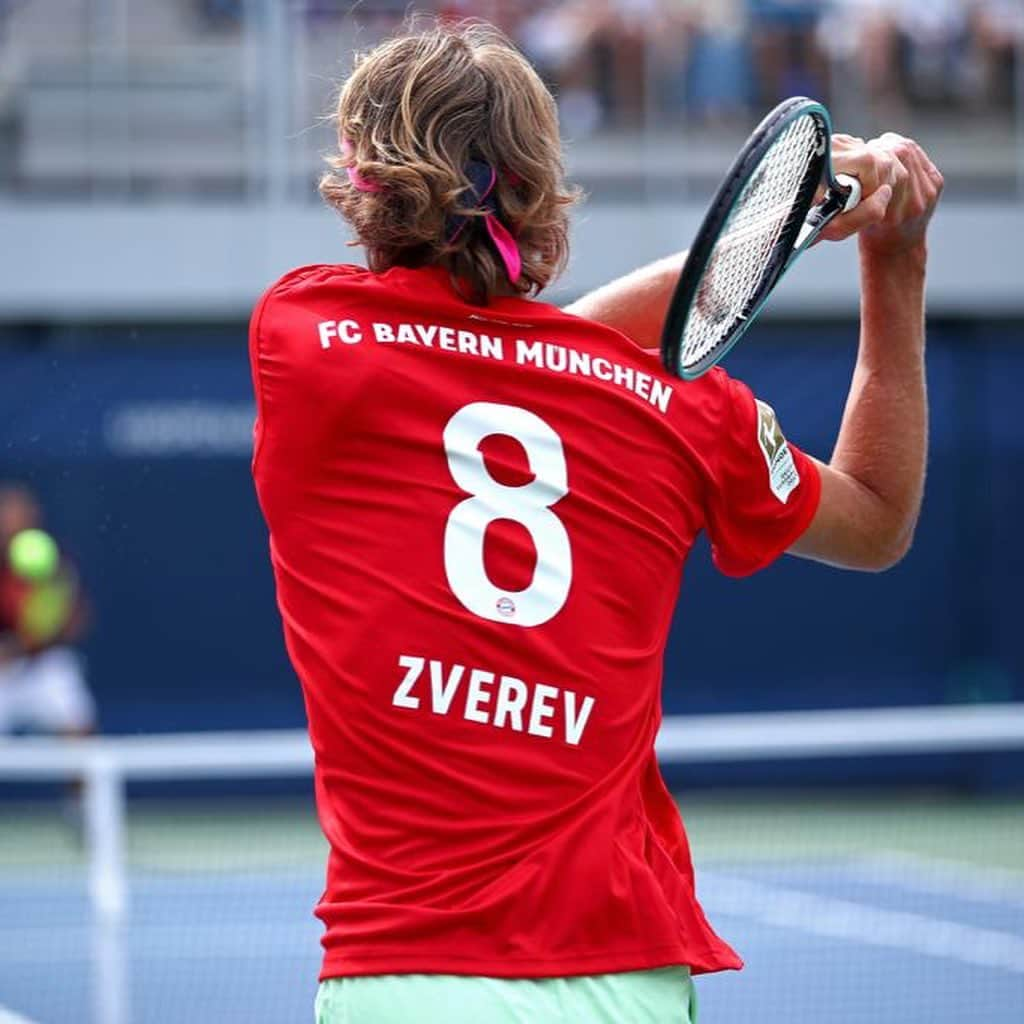 アレクサンダー・ズベレフさんのインスタグラム写真 - (アレクサンダー・ズベレフInstagram)「@fcbayern 🔥🙌🏼🔴⚪️ #8 #usopen」8月28日 9時19分 - alexzverev123