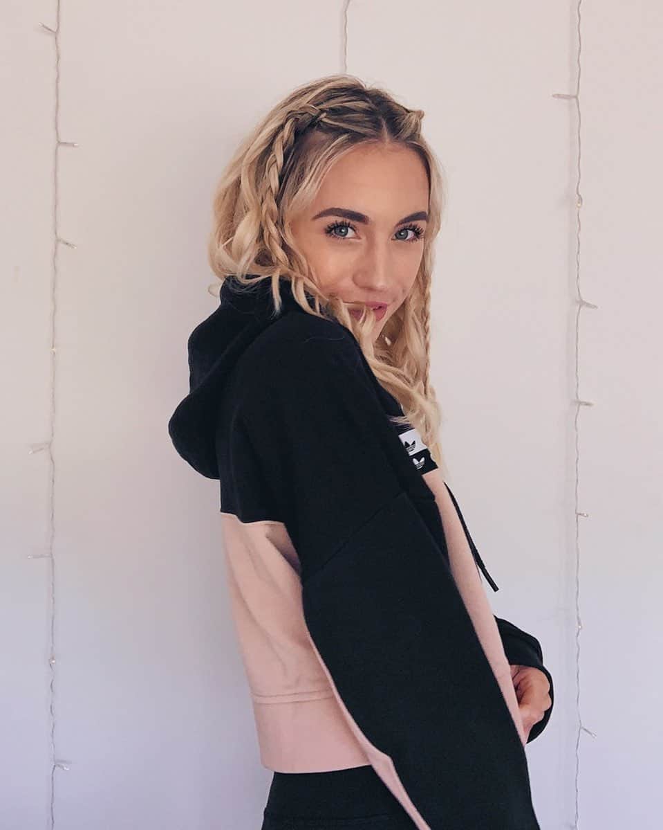 Kalyn Nicholsonのインスタグラム：「#ad if I had to choose between being creature or human, I’d choose faerie solely so I could always wear cute braids and grow a set of wings. If you’re into mystical worlds and forbidden loves check out @primevideoca’s @CarnivalRow this Labour Day Weekend starring @orlandobloom and @caradelevingne 🖤  And, if you’re in Toronto tomorrow night, make sure to check out the #CarnivalRow Night Market @ydsquare from 6-9p.m. to get immersed inside this new world #TheBurgueTO」