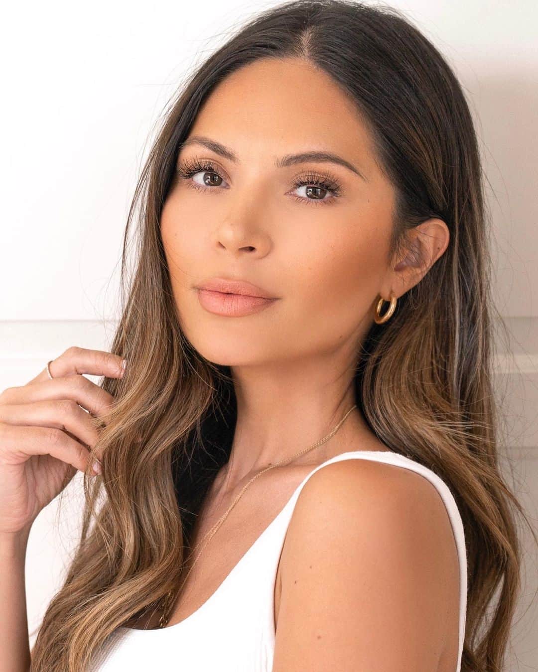 Marianna Hewittのインスタグラム：「You guys have heard me talk about blue light damage before, but did you know your makeup can help protect you? 🙌 cocoa seed in @smithandcult’s Cancelled Concealer helps defend against blue light damage (along with providing hydration and moisture 💧)」