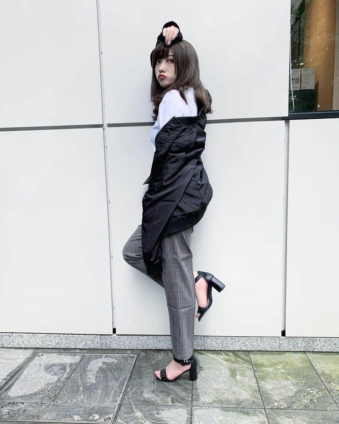 おもてちゃんのインスタグラム：「. 画像準備中になっていたいくつかの商品をレディース・メンズ共に私の着用で近々アップします◎ すでにポップアップストアでメンズ商品もたくさんご購入頂いておりますが、タイミングの合わなかった方もこの機会に是非ご覧下さい。 掲載完了した際にまたお知らせするので、インスタのプロフィールのm_mignonの通販サイトリンクからチェックよろしくお願い致します🤳🏼 #m_mignon」