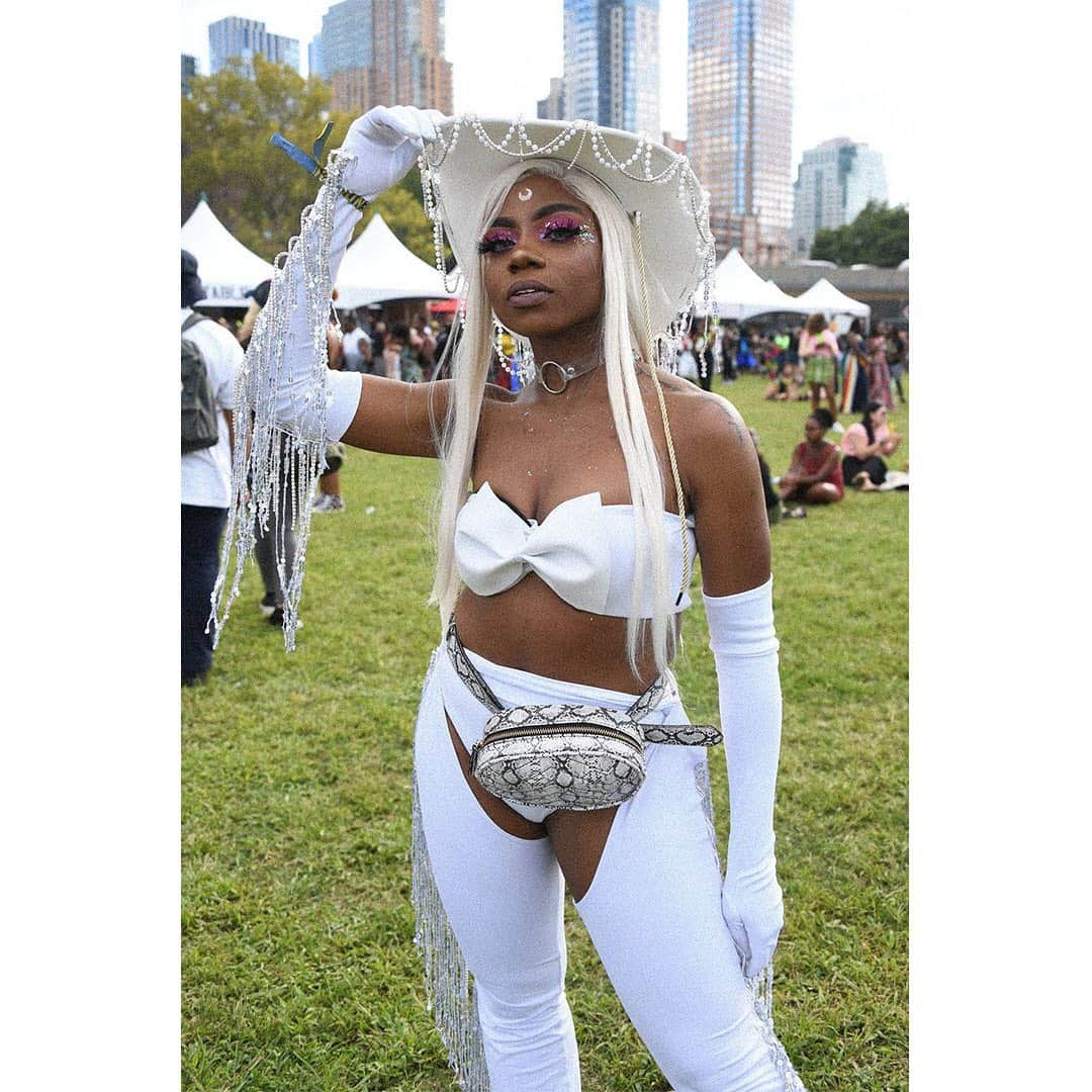 Nylon Magazineさんのインスタグラム写真 - (Nylon MagazineInstagram)「Afropunk has come and gone, and this year brought it with the fashion with everyone bringing hi-fi, lo-fi, and everywhere in between. There was no shortage of beads, an abundance of rhinestones, and enough bold makeup looks to make even Euphoria look tame. Head to the link in bio to see more of our faves.」8月28日 9時24分 - nylonmag