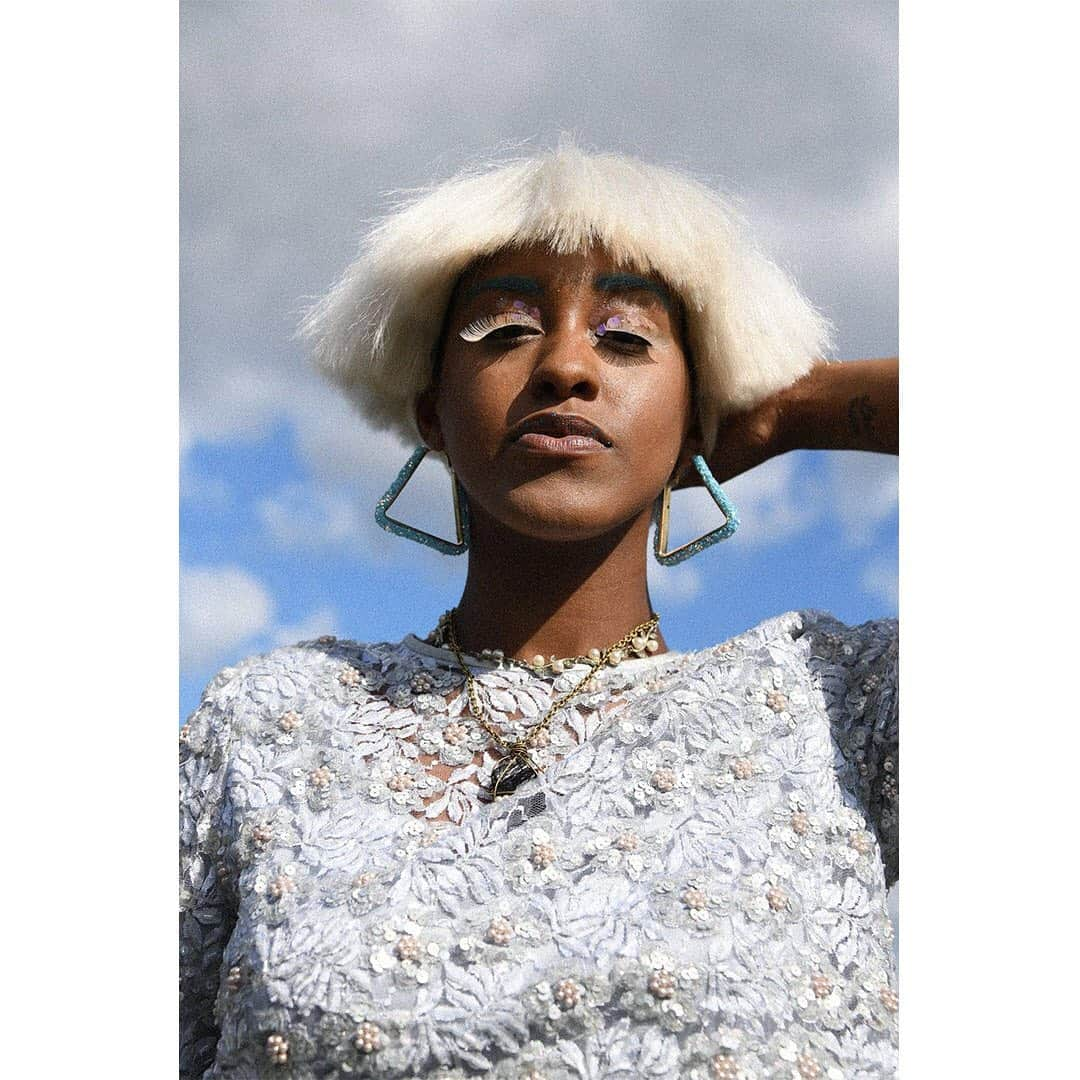 Nylon Magazineさんのインスタグラム写真 - (Nylon MagazineInstagram)「Afropunk has come and gone, and this year brought it with the fashion with everyone bringing hi-fi, lo-fi, and everywhere in between. There was no shortage of beads, an abundance of rhinestones, and enough bold makeup looks to make even Euphoria look tame. Head to the link in bio to see more of our faves.」8月28日 9時24分 - nylonmag