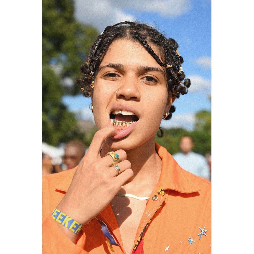 Nylon Magazineさんのインスタグラム写真 - (Nylon MagazineInstagram)「Afropunk has come and gone, and this year brought it with the fashion with everyone bringing hi-fi, lo-fi, and everywhere in between. There was no shortage of beads, an abundance of rhinestones, and enough bold makeup looks to make even Euphoria look tame. Head to the link in bio to see more of our faves.」8月28日 9時24分 - nylonmag