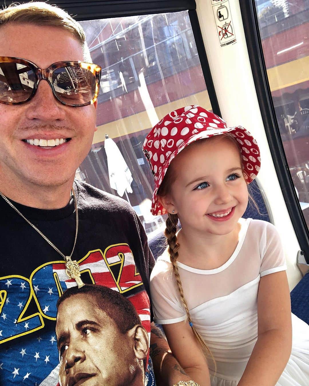 マックルモアーのインスタグラム：「First time on Ferris Wheel 🎡 ❤️」
