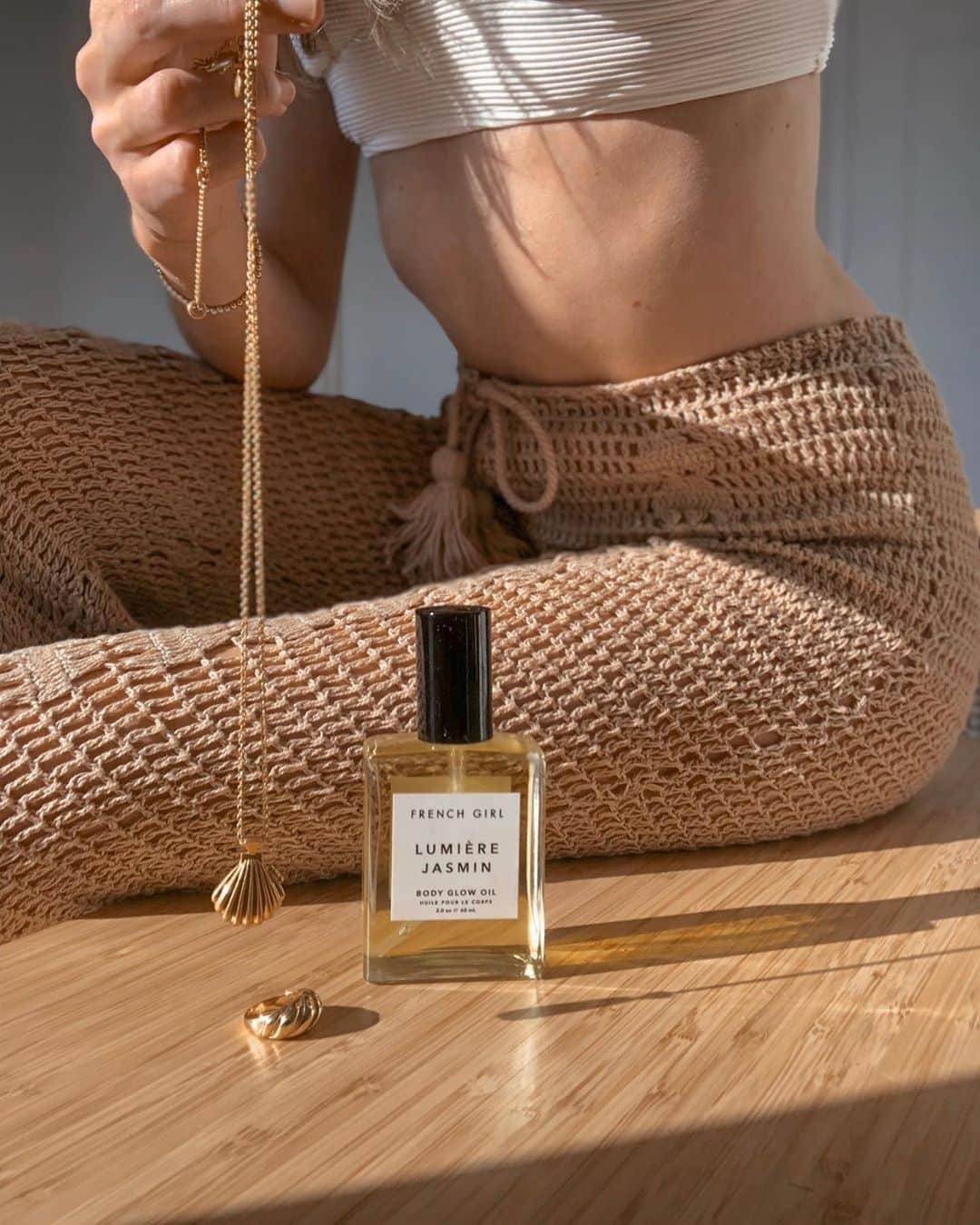 のインスタグラム：「Summer like a French girl ( #📷 @beautyandthebeanchips )⁠ ⁠ #glowlikeafrenchgirl #mejuri #jasmine #bodyoil #frenchgirlbeauty #beigeaesthetic #frenchvibes #frenchgirldaily ⁠#lafemmeparisienne #skintelligence #soindesoi #summerbeauty #glowlikeafrenchgirl⁠ #ethicalbrand #artisanbeauty #ecobeauty #frenchgirlbeauty #cleanbeautyrevolution #beautyobsessed  #crueltyfree #veganskincare #beautyobsessed #ethicalbrand #ecoluxe #sustainableluxury #frenchgirlorganics」