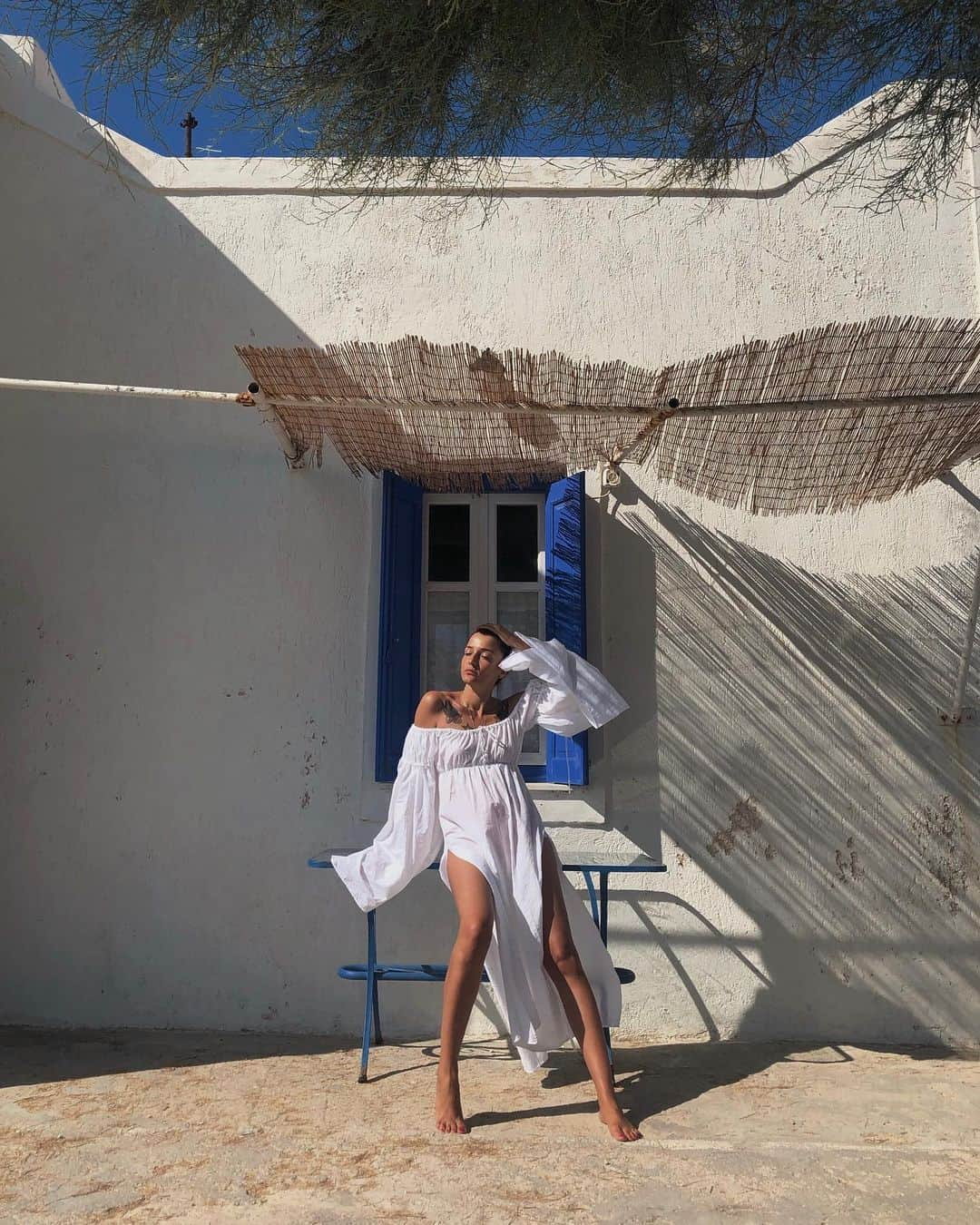 エレオノーラ・カリシさんのインスタグラム写真 - (エレオノーラ・カリシInstagram)「leave me here  in these rays of sun  for a while longer, barefoot. my freedom by @alessandroperuggi  #Lastdayofsummer 🕊🇬🇷 #Milos」8月28日 4時00分 - eleonoracarisi