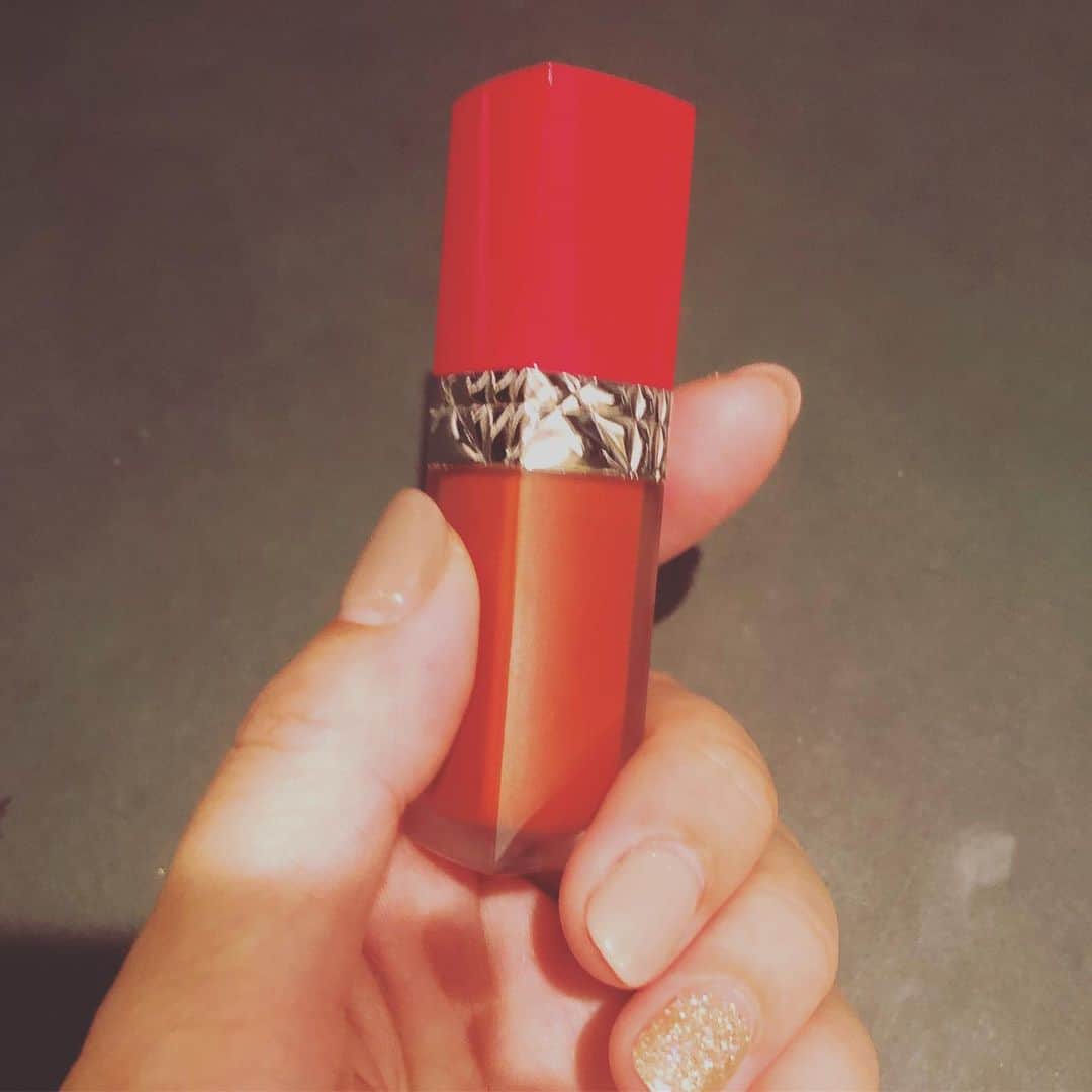 ひうらさとるのインスタグラム：「こないだいただいたDIORの新しいリップ、仕上がりマットなのに潤ってて一回ティッシュオフすると色落ちしないし、匂いもほとんどない！ 奇跡の飲みの席リップ！（グラスに跡が残るのが嫌だし、何よりワインの香りが混じっちゃうのが嫌なので飲む時はリップほとんどつけない←飲みへのこだわりがしつこい笑） テラコッタレッドオレンジで大好きカラーなんだけど、他の色も欲しいなぁ❤︎ しかしほんとにマットなのに唇にシワほとんど出来ないの、どーなってるの？？化粧品の技術ってすごい！ #DIOR #ルージュディオールウルトラリキッド  #707」
