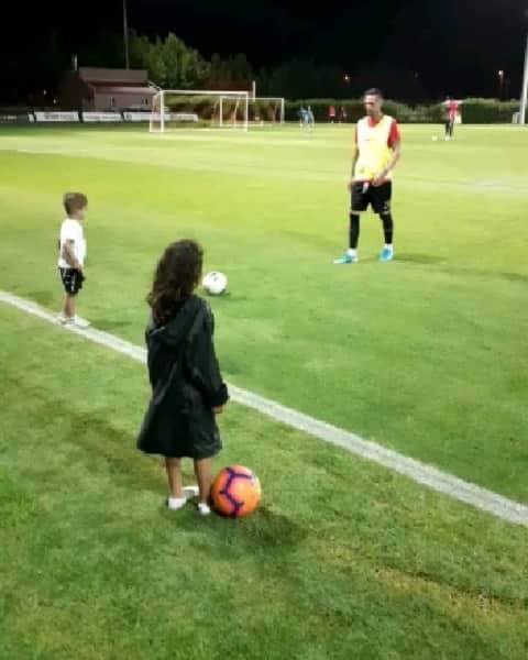 ミゲル・ロペスのインスタグラム：「🇵🇹 Momento que jamais vou esquecer, pela primeira vez no treino com o papá! Ensinar desde de pequenino, quem sabe não vai ser crack? 😊🙏🏻 Sou mesmo um pai babado e cheio de orgulho de vocês. Amo-vos muito meus filhos! ❤ 🇹🇷 Asla unutamayacağım bir anım oldu. Oğlum ilk defa benimle sahaya çıkıp antrenmana katıldı. Küçükken ona bildiklerimi öğretmeye başlayacağım, kim bilir belki de ileride iyi bir futbolcu olur. Çocuklarımı çok seviyorum ve onlarla gurur duyuyorum.❤」