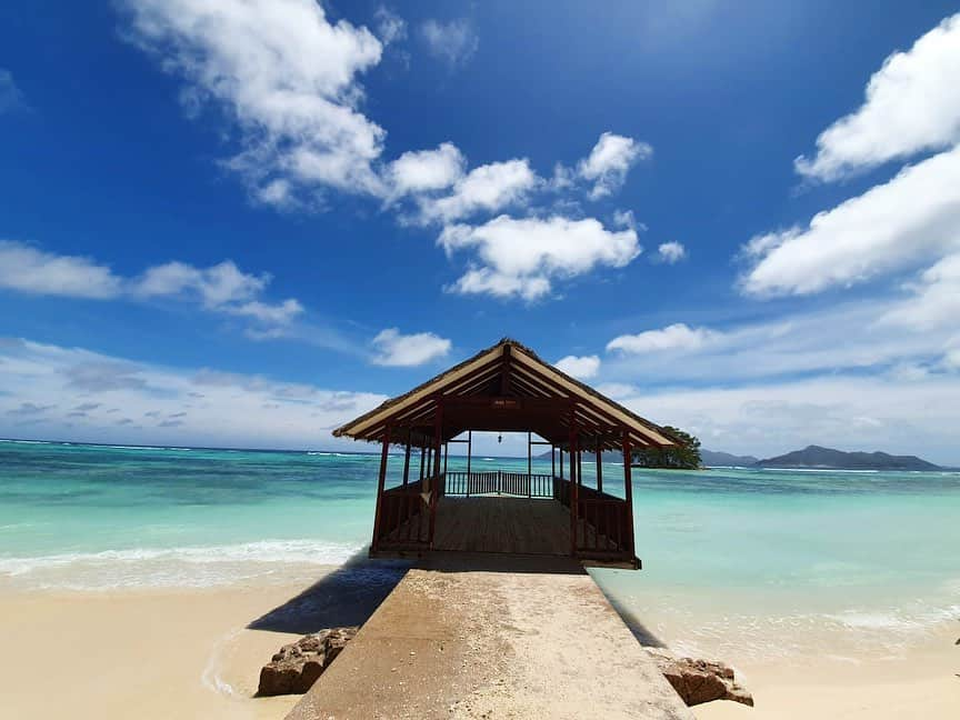 Camila Queirozさんのインスタグラム写真 - (Camila QueirozInstagram)「A beleza desse lugar, não sei nem dizer... encantada, apaixonada. ☀️✨🙏🏼💖 #behappyviagens  #RafflesHotels @visiteseychelles」8月28日 4時09分 - camilaqueiroz