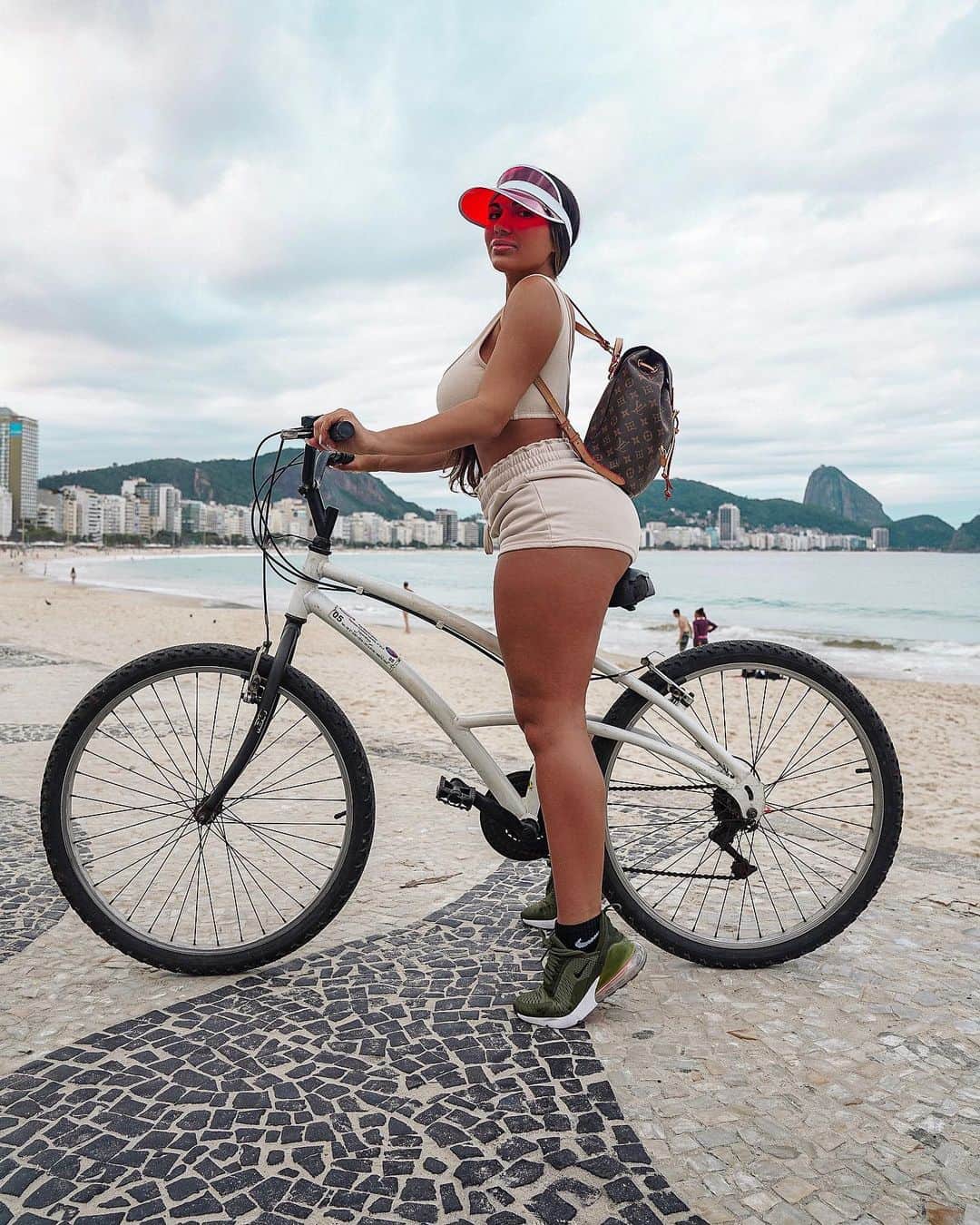 Aylen Aのインスタグラム：「No better way to explore Rio 🚴🏽‍♂️ Visor & Outfit from @fashionnova」