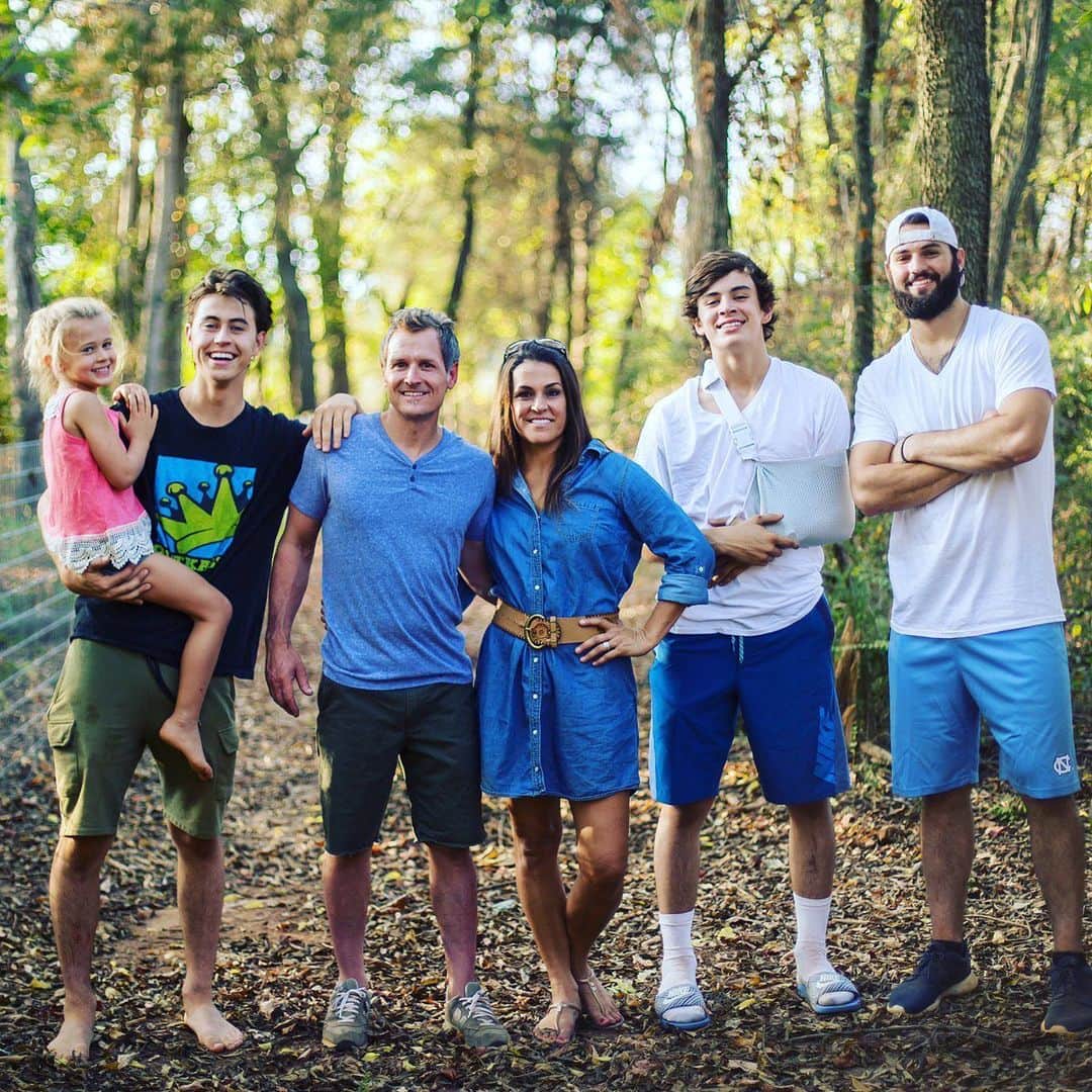 ナッシュ・グリアのインスタグラム：「HAPPY BIRTHDAY MOMMA! Can’t believe you made four of us 🤯」