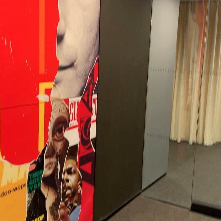 トニー・イエイヨーのインスタグラム：「@youngdooey @showhunger @atlanticrecords @asylumrecords meetings for today. @iamcardib statue in this motherfucker she sold a lot of records for that.」