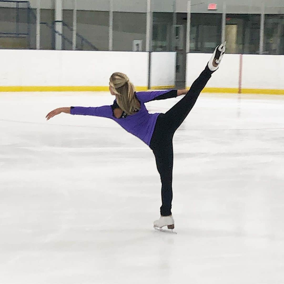 カーステン・ムーア＝タワーズさんのインスタグラム写真 - (カーステン・ムーア＝タワーズInstagram)「My current favourite skating clothing brand!! Warm, but thin enough for jumping and getting tossed around. Use the code INSPIRE10 for 10% off your purchase. I’m wearing the Inspire half-zip top but would also recommend the Inspire Crop Top and the Inspire Long Sleeve. • • • #chiquesport #traininstyle #figureskating #ad」8月28日 4時17分 - kirsten_mt