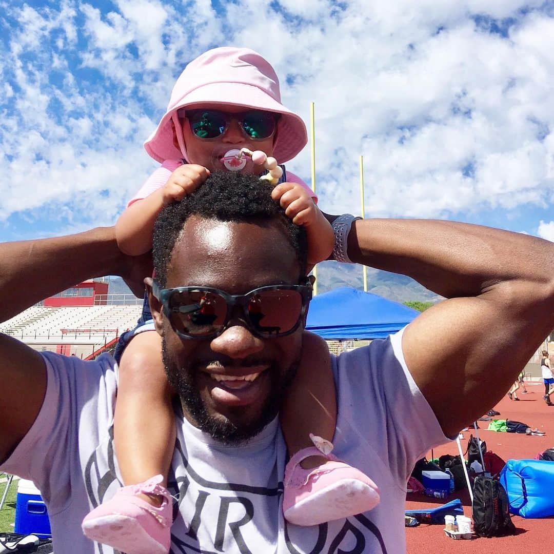メリッサ・ビショップのインスタグラム：「Happy birthday to my main squeeze @dbzbeta We love you as far as the moon and all the stars in the sky. We can’t wait for a lifetime of more birthdays with you ❤️ #birthdayboy #daddysbirthday #wheresthecheesecake」