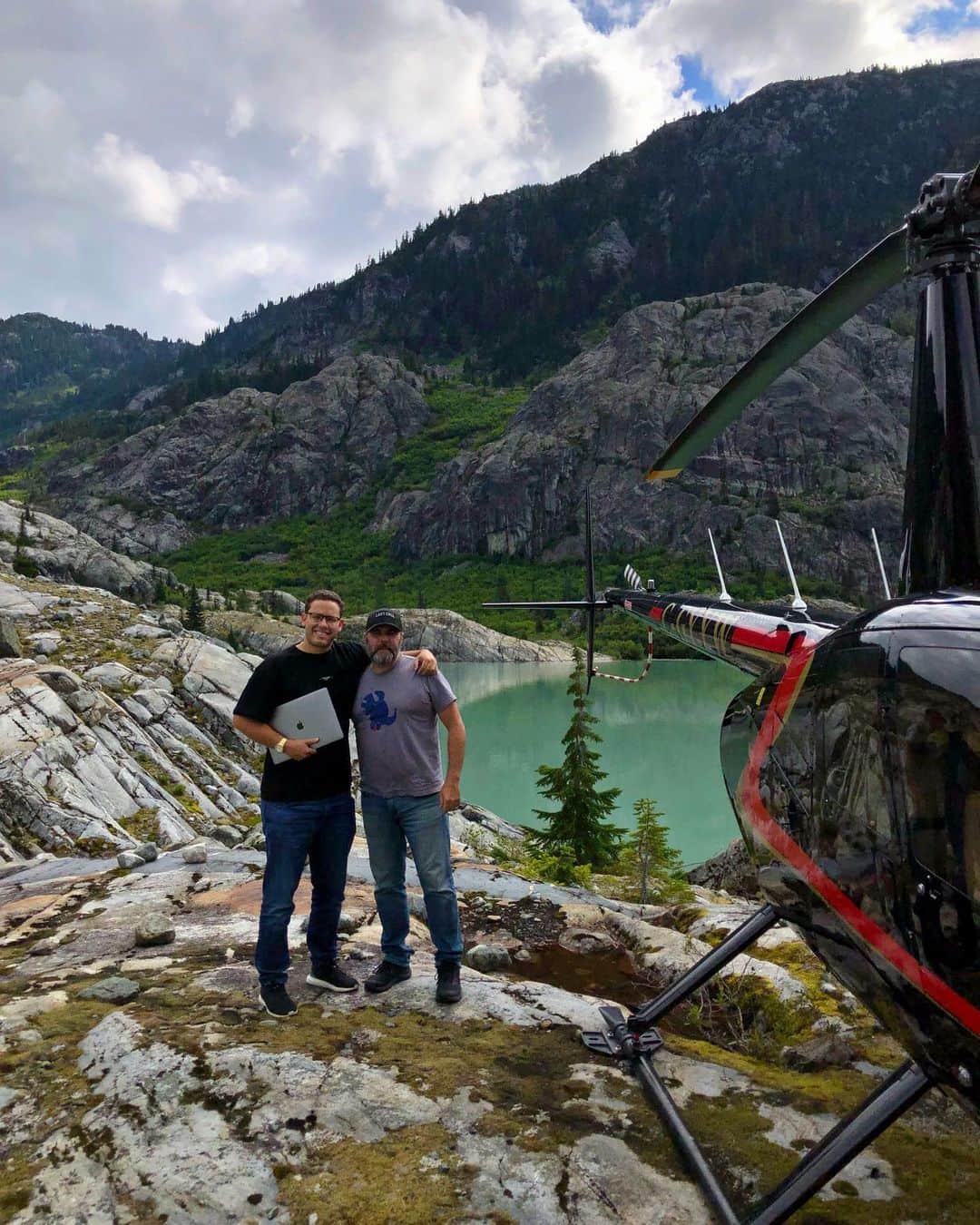 ティモシー・サイクスさんのインスタグラム写真 - (ティモシー・サイクスInstagram)「I just had the most epic helicopter ride of my life thanks to the man @bradleyfriesen who landed perfectly on this rock overlooking this incredible lake. Of course, I had my laptop with me, testing out the new @stockstotrade software, but swipe right to see some of the crazy piloting skills Brad has and realize 3 things — 1.) you can do extraordinary things once you dedicate years/decade to your craft, as Brad has 27 years of experience so he can do things that newbie pilots can’t, no different than how second nature stock trading is to me now after 21 years in the market 2.) the world is SUCH an incredible place, you owe it to yourself to get out and explore more as it’s not just about luxury, Mother Nature is breathtaking/awe-inspiring and 3.) sadly, we need to do a MUCH better job protecting our planet as there are many serious issues like the wildfires burning all over the world right now, decimating our precious forests that produce oxygen and protect us from climate change. Sadly, our political leaders aren’t taking these threats seriously because it’s more expensive in the short-term to do so which is bad for current politicians looking to stay in power, but the long-term consequences for our society, and our children are much more costly/horrifying so we MUST prioritize our planet’s well-being RIGHT NOW before it’s too late in a few years…go follow @karmagawa and @savethereef to learn more and share everything we post too to help us spread awareness! It’s insane that the Brazilian President only sent in troops to deal with the rainforest wildfires after enough international/media pressure and now he’s rejected $20+ million in aid due to the French President insulting him. We cannot continue to allow these egomaniacs ruin our future, when we make important issues like this go viral, we can actually change the world as social media, when used correctly, is a lot more influential than most people realize so I encourage you to join us! #laptoplifestyle #workfromanywhere #jewswithviews」8月28日 4時37分 - timothysykes