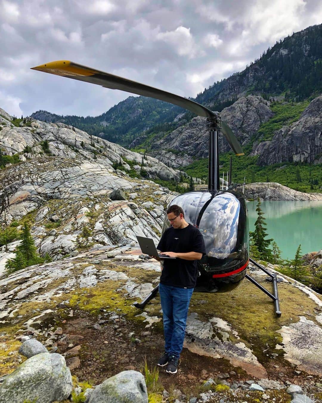 のインスタグラム：「I just had the most epic helicopter ride of my life thanks to the man @bradleyfriesen who landed perfectly on this rock overlooking this incredible lake. Of course, I had my laptop with me, testing out the new @stockstotrade software, but swipe right to see some of the crazy piloting skills Brad has and realize 3 things — 1.) you can do extraordinary things once you dedicate years/decade to your craft, as Brad has 27 years of experience so he can do things that newbie pilots can’t, no different than how second nature stock trading is to me now after 21 years in the market 2.) the world is SUCH an incredible place, you owe it to yourself to get out and explore more as it’s not just about luxury, Mother Nature is breathtaking/awe-inspiring and 3.) sadly, we need to do a MUCH better job protecting our planet as there are many serious issues like the wildfires burning all over the world right now, decimating our precious forests that produce oxygen and protect us from climate change. Sadly, our political leaders aren’t taking these threats seriously because it’s more expensive in the short-term to do so which is bad for current politicians looking to stay in power, but the long-term consequences for our society, and our children are much more costly/horrifying so we MUST prioritize our planet’s well-being RIGHT NOW before it’s too late in a few years…go follow @karmagawa and @savethereef to learn more and share everything we post too to help us spread awareness! It’s insane that the Brazilian President only sent in troops to deal with the rainforest wildfires after enough international/media pressure and now he’s rejected $20+ million in aid due to the French President insulting him. We cannot continue to allow these egomaniacs ruin our future, when we make important issues like this go viral, we can actually change the world as social media, when used correctly, is a lot more influential than most people realize so I encourage you to join us! #laptoplifestyle #workfromanywhere #jewswithviews」