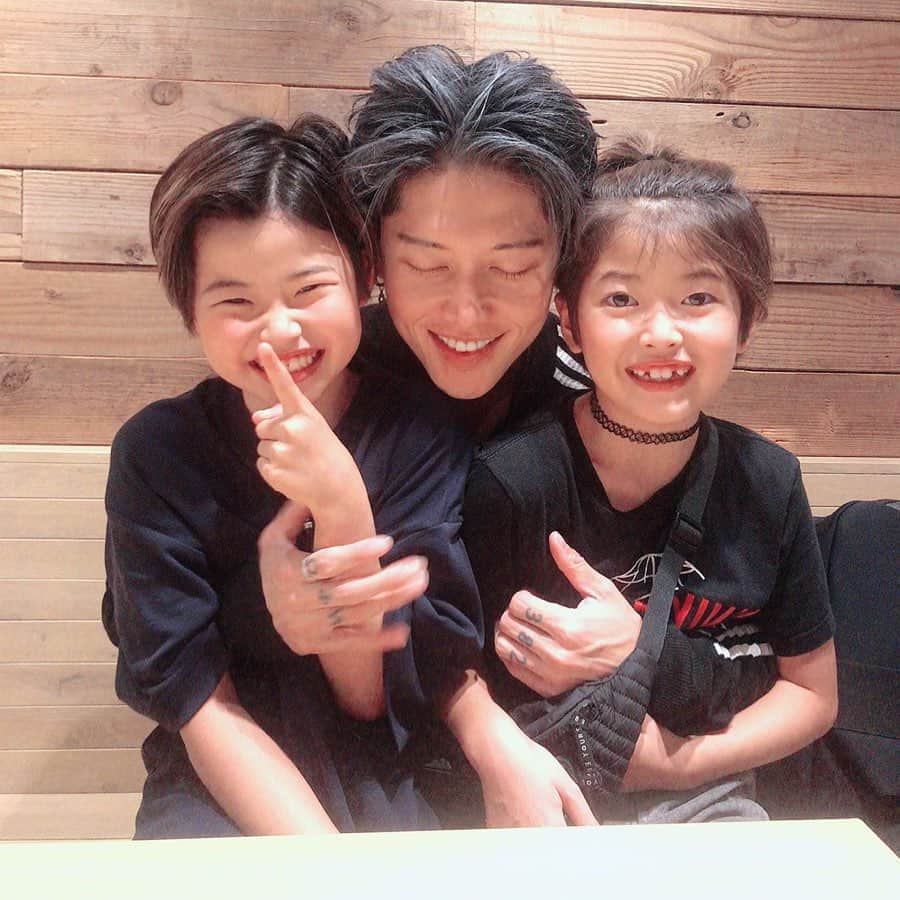 雅-MIYAVI-さんのインスタグラム写真 - (雅-MIYAVI-Instagram)「With my gals!!!!!!! ✋🏻✋🏻😃💖 大きくなってた！#Ishiharas」8月28日 4時29分 - miyavi_ishihara