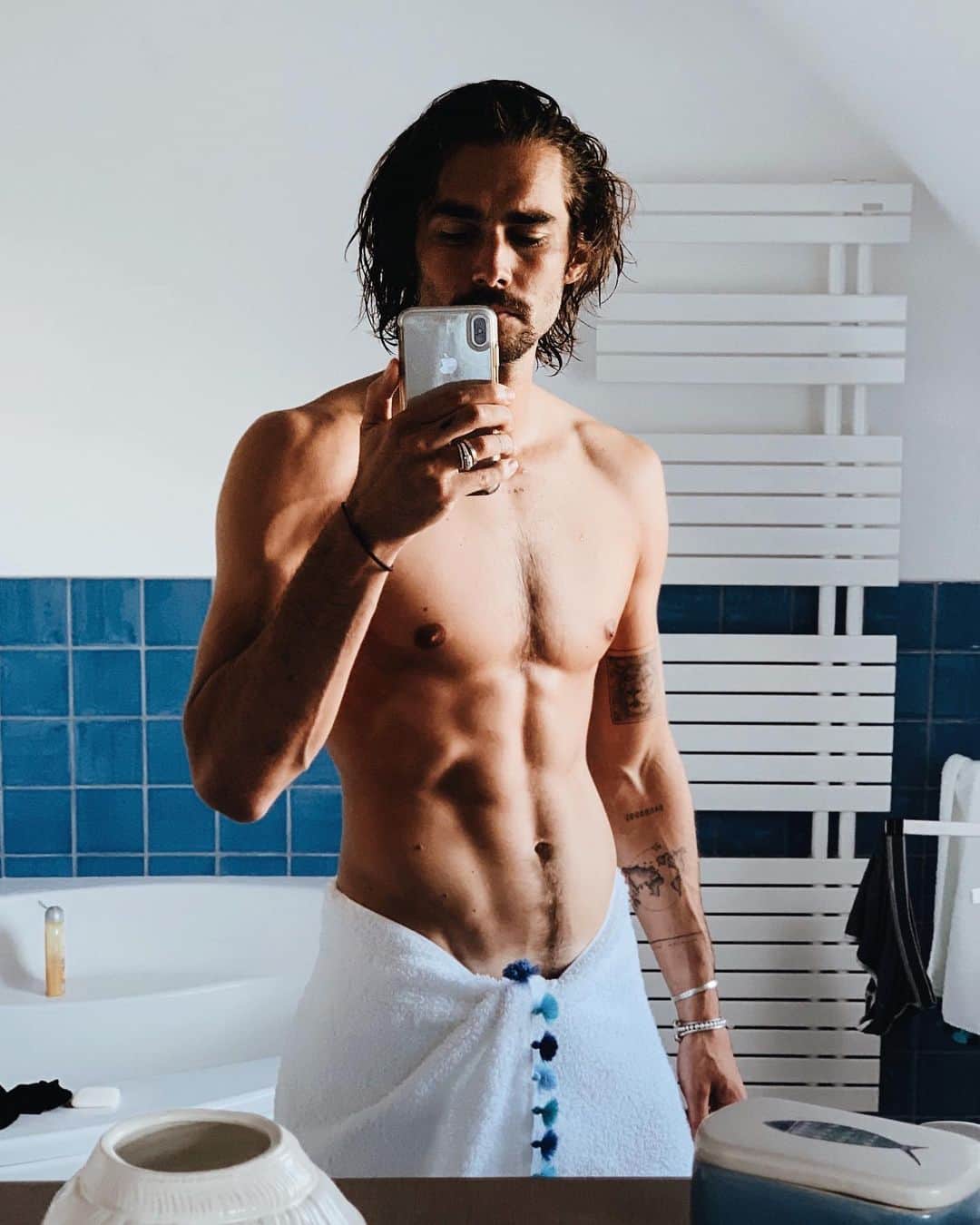 NICOLAS SIMOESのインスタグラム：「Bodyweight workouts by the pool are the best right? 📸🔥」