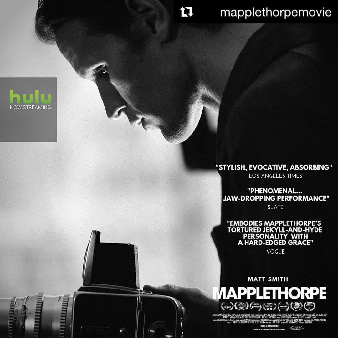 エリザ・ドゥシュクのインスタグラム：「THIS! MAPPLETHORPE NOW ON HULU 💚🖤📷🎥 #Repost @mapplethorpemovie with @get_repost ・・・ Starting today, you can stream #Mapplethorpe starting #MattSmith on @hulu  #MapplethorpeMovie @goldwynfilms」