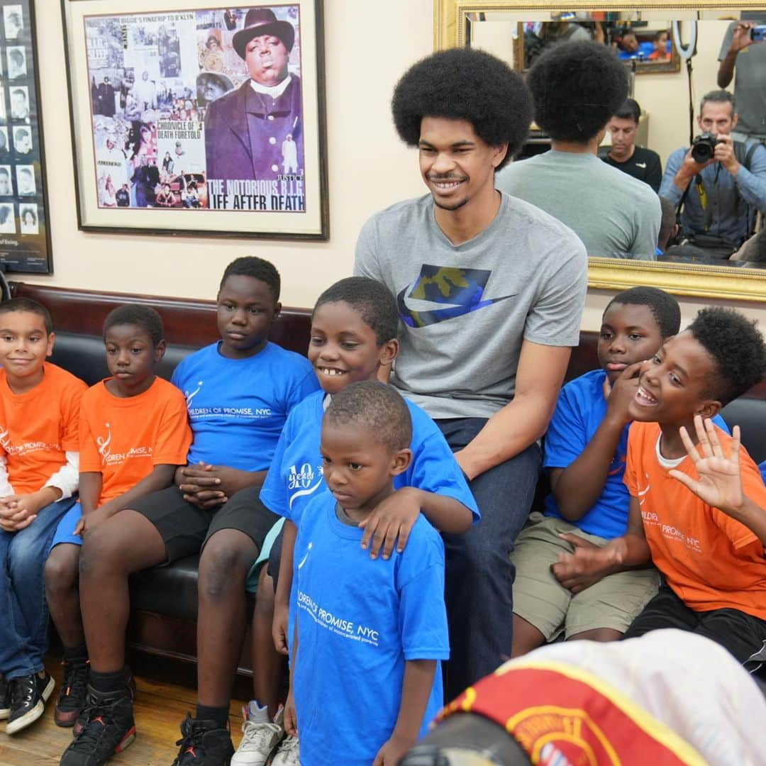 Brooklyn Netsさんのインスタグラム写真 - (Brooklyn NetsInstagram)「💈 It’s that time of year! @_bigjayy_ hosting his annual back-to-school haircut event, donating 50 haircuts for kids in BK! ✂️」8月28日 4時41分 - brooklynnets