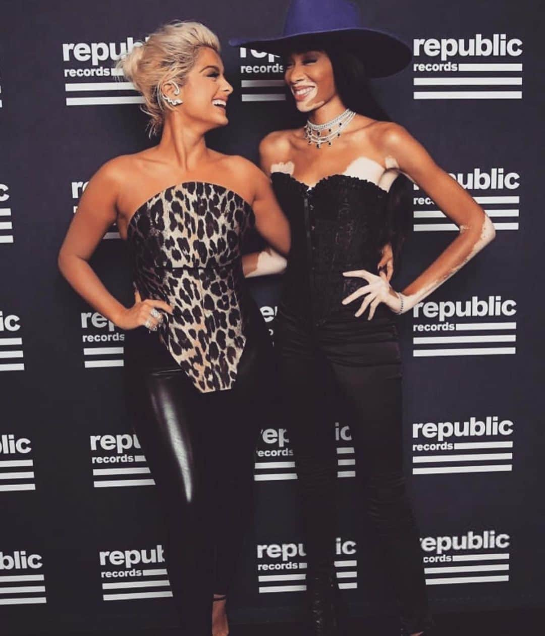 Bebe Rexhaさんのインスタグラム写真 - (Bebe RexhaInstagram)「My date last night was super hot. 🥵 🖤」8月28日 4時41分 - beberexha