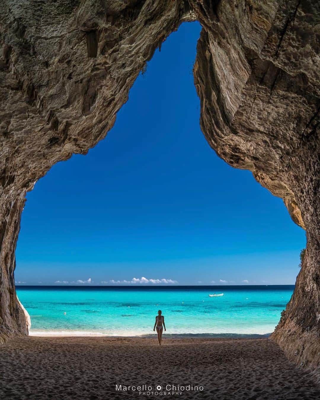 bestvacationsのインスタグラム：「Tag who you’d explore with! The islands of Italy 🇮🇹 By @marcellochiodino & @thiago.lopez #BestVacations」