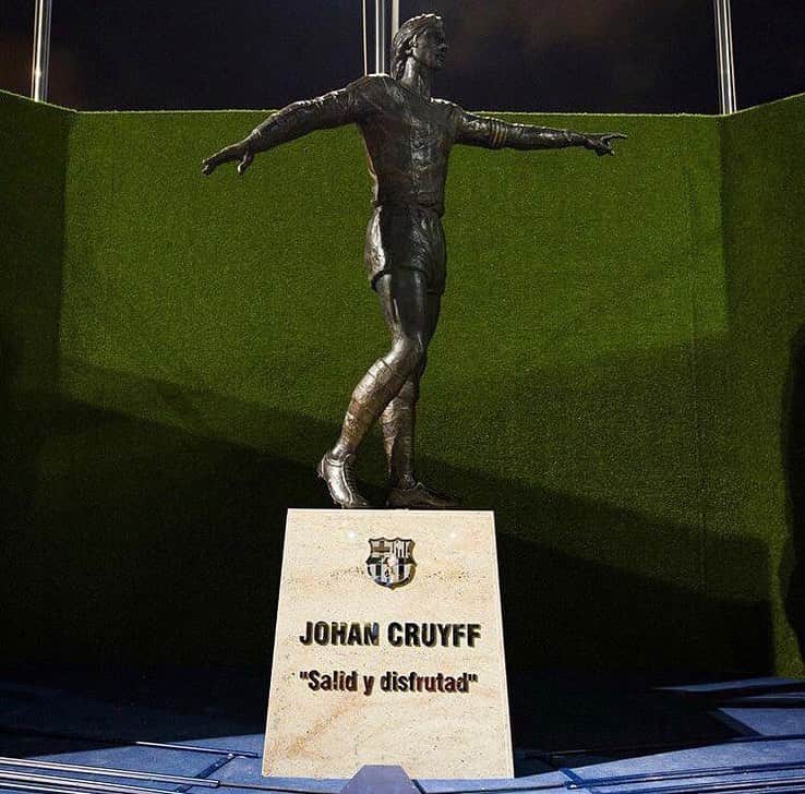 ボージャン・クルキッチのインスタグラム：「Feliç amb el reconeixement del @fcbarcelona a una de les seves figures més emblemàtiques!  Gaudiu de l’Estadi @johancruyff 🔵🔴」