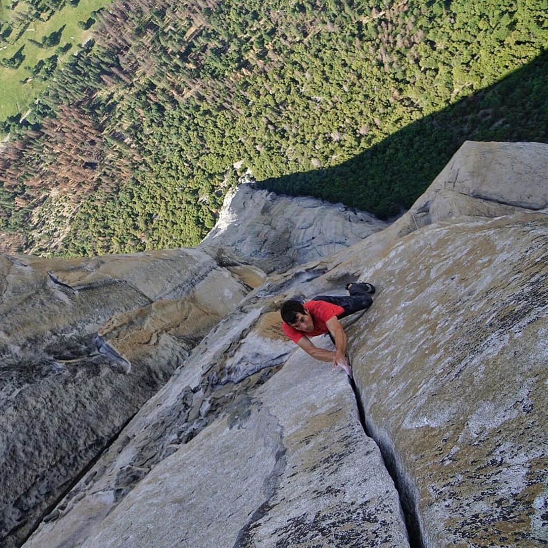 TED Talksのインスタグラム：「This is Alex Honnold climbing a 3,000-foot vertical cliff without a rope. We hope this is self-explanatory, but we just want to be abundantly clear: do not try this at home. Seriously. Just don’t. Alex is a professional, and he trains extensively for these types of incredible (and anxiety-inducing) athletic feats. Check out the link in our bio to watch his #TEDTalk for the full story of how he summited Yosemite’s El Capitan.  Photo courtesy of @alexhonnold」
