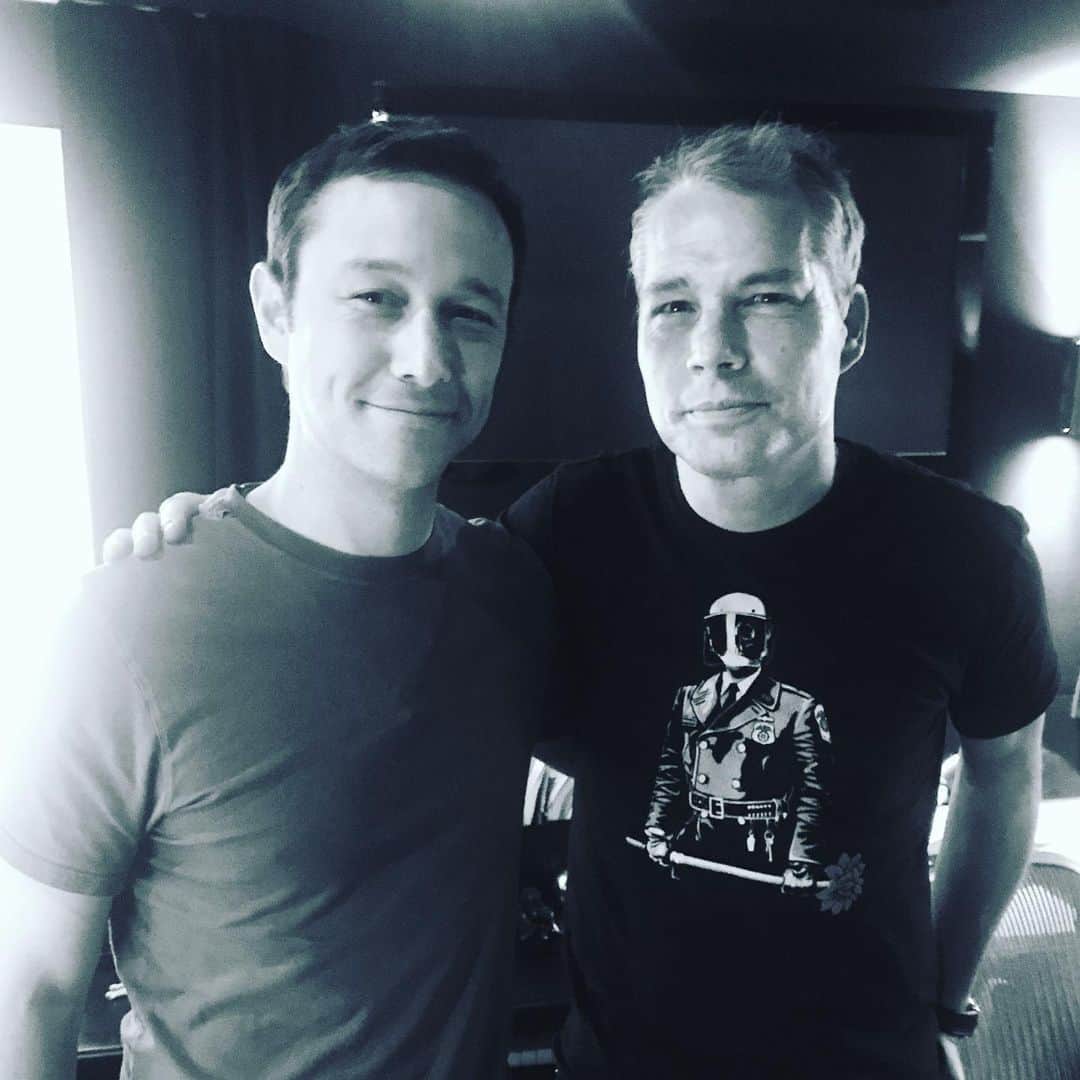Shepard Faireyさんのインスタグラム写真 - (Shepard FaireyInstagram)「I had a great time chatting with Joseph Gordon-Levitt (@hitrecordjoe) on the Creative Processing Podcast! We talk about art and propaganda, and more. I want to be transparent that any image with an agenda (which is actually most images) is a form of propaganda. It’s just whether you try to hide that fact or whether you’re honest about it. I want to say this is where I’m coming from. This is to start a conversation about this and make up your own mind - where a lot of propaganda is your mind is made up for you, and this should seal the deal. It was a great conversation, check it out through the link in bio! Thanks Joe! - Shepard  #JosephGordonLevitt #CreativeProcessing #podcast #obey #obeygiant #shepardfairey」8月28日 4時56分 - obeygiant