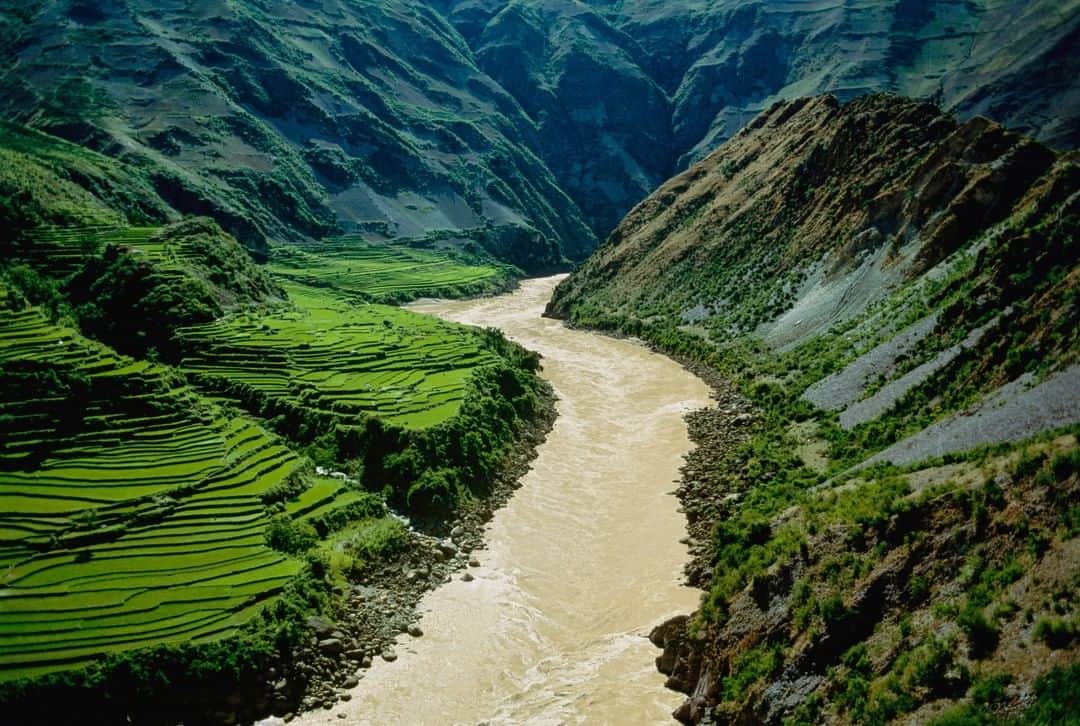 Michael Yamashitaさんのインスタグラム写真 - (Michael YamashitaInstagram)「A chiseled green gorge carved by the Mekong River — the Mother of Waters and a vital artery providing sustenance for much of southeast Asia.  #Yunnan #China #mekong」8月28日 5時00分 - yamashitaphoto