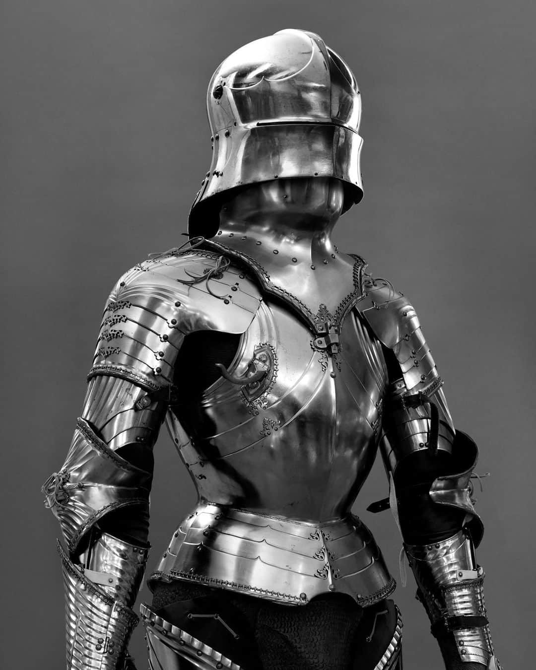 メトロポリタン美術館さんのインスタグラム写真 - (メトロポリタン美術館Instagram)「ATTN: #TheKing 🛡️ We see your armor and raise you this sallet. (That's the name for 👆this type of 15th-century helmet, curved in the back to protect the nape of the neck). ⁣⁣ ⁣⁣ PS We love your look, @tchalamet. It's not a #bowlcut, it's just helmet hair. ⁣⁣ ⁣⁣ Explore the story of another king in "The Last Knight: The Art, Armor, and Ambition of Maximilian I," on view only at #TheMet starting October 7. 👉 Learn more at the link in bio. #MetLastKnight @metarmsandarmor ⁣ ⁣⁣ ⁣ 🎨 Lorenz Helmschmid (German, first recorded 1467, died 1516). Field Armor of Maximilian I (detail), 1480. Steel, copper alloy, and leather. Sallet: Private Collection, New York; all other armor elements: @kunsthistorischesmuseumvienna, Imperial Armoury. ⁣」8月28日 5時11分 - metmuseum