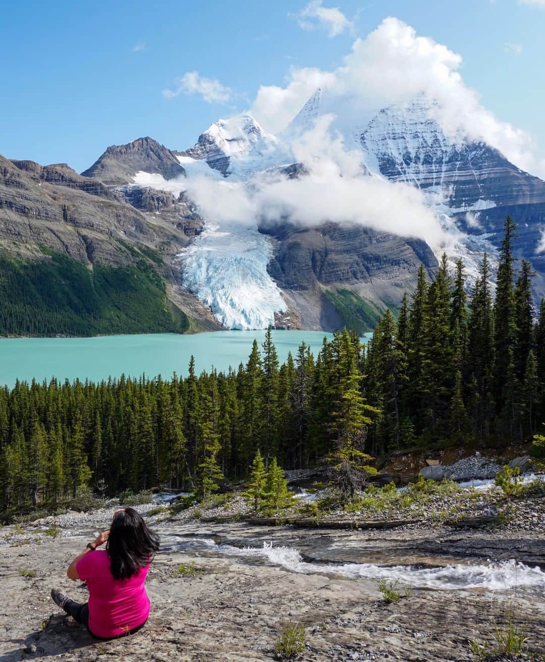 オボズさんのインスタグラム写真 - (オボズInstagram)「Oboz Ambassador @dorsitheexplorist has been spending a good part of her summer in BC, Canada. With views like this, we see why it can be hard to leave. ---------- "We had just hiked up a side trail to check out Toboggan Falls and were greeted with this view of Berg Lake!" . . . #obozambassador #truetothetrail #hiking #mountainlakes」8月28日 5時30分 - obozfootwear