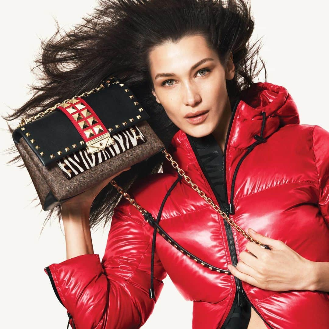 マイケルコースさんのインスタグラム写真 - (マイケルコースInstagram)「Out for a spin: @BellaHadid in fall’s newest must-haves. #MichaelKors」8月28日 5時25分 - michaelkors