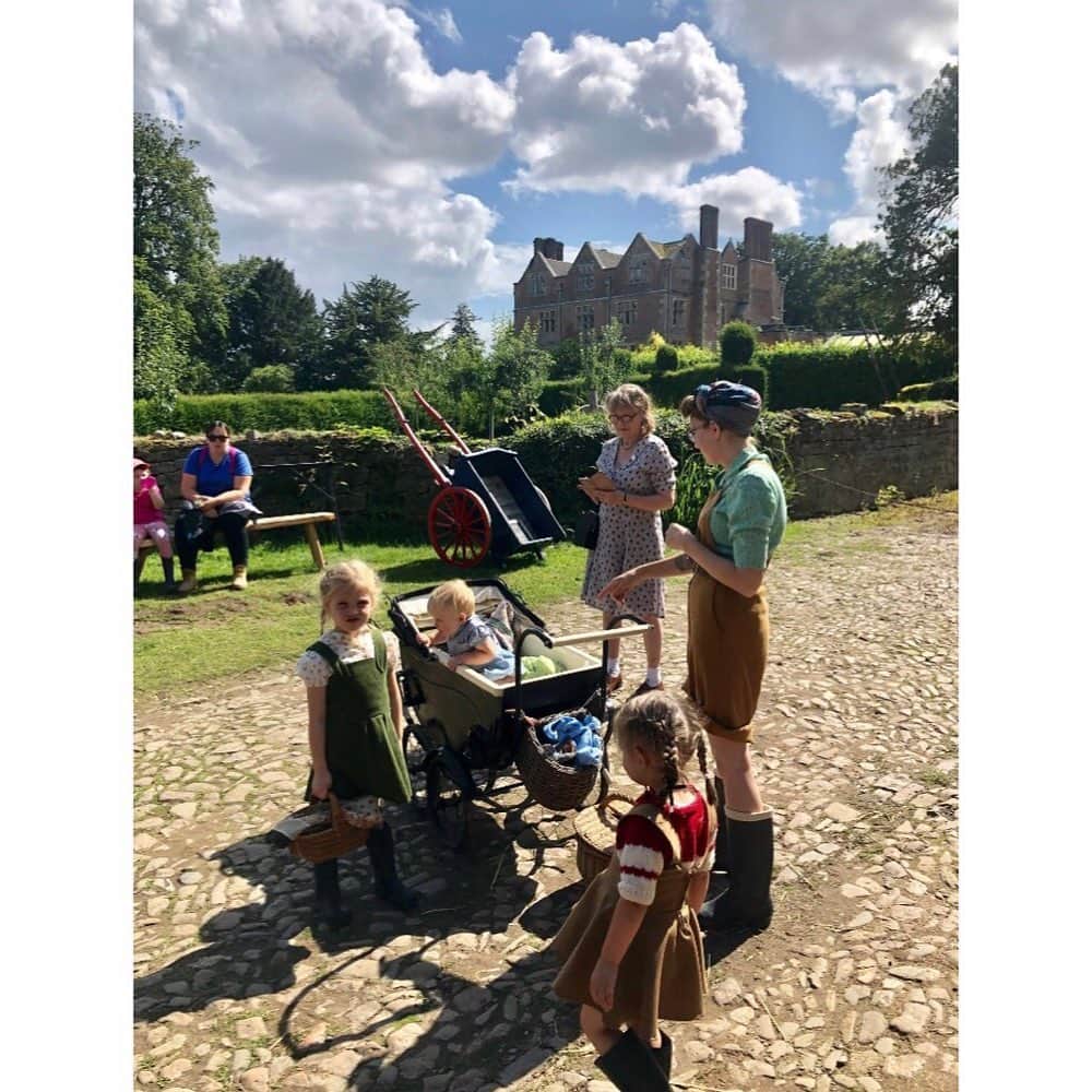 のインスタグラム：「#callaughtonfarm #summeralbum 🌿🌿🌞 ✔️Acton Scott Historical Farm: War Farm Day ✔️Baby Goats at Acton Scott Farm! ✔️Lunch in CSons at the Green Cafe in Ludlow (thank you @rashid.hoosenally 👌🏻) ✔️We now have 9 ducklings! 😍 ✔️Taking our Copper Maron Roberta to the vet to treat her infected foot ... ✔️Barbecue in the front garden ✔️Canoeing down the Severn ✔️Severn Steam Train Railway ✔️Quality time with HCR in the train 🙄 ✔️Marie is feeling the heat 🙌🏻 #fatlump」