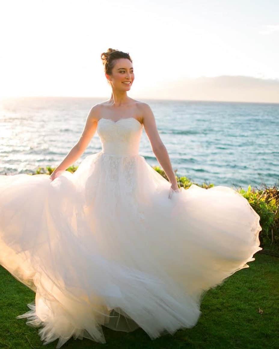 エミ・マイヤーのインスタグラム：「9月8日(日) 日本最大級、エントランスフリーのウエディングフェスティバルYokohama Wedding Showcase(横浜ウエディングショーケース)に出演致します！これから結婚を考えているカップルや女性たちがウエディングコンテンツをお楽しみいただけるフェスティバルです。 @weddingshowcase_official #zexymagazine #ゼクシィ I will be performing at the largest wedding festival in Japan on Sept 8 👰🏻 Can’t wait to see all the beautiful brides-to-be and couples🥰 ・ @joannatanophotography ・ ・ ・ ・ ・ ・ ・ ・ ・ ・ #ゼクシィ2019 #ゼクシィ花嫁 #ゼクシィbaby #花嫁 #マガジン #weddingshowcase #yokohama #横浜赤レンガ倉庫 #fsmaui #fourseasons #maui #wailea #rosaclara #rosaclararealbride」