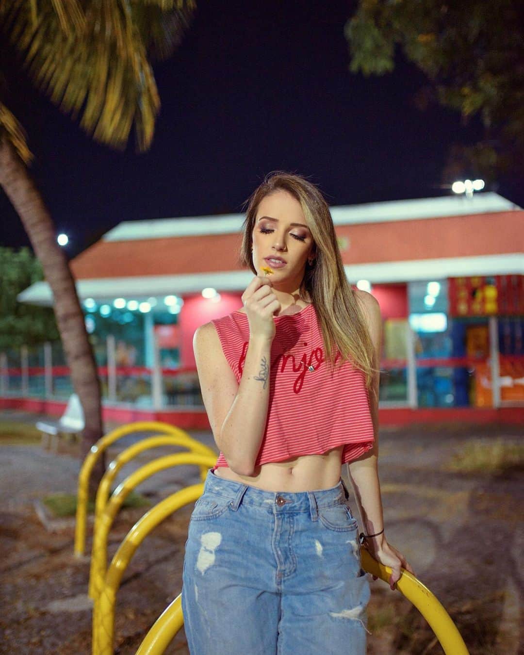 ナターリア・ガウジオのインスタグラム：「Que a gente saiba florir, onde a vida nos plantar... 🙏🏼😍🍃🌼📸🌙❤️ #night #photoshoot #flowers #nature #inlove #happiness #simplethings #citylights」