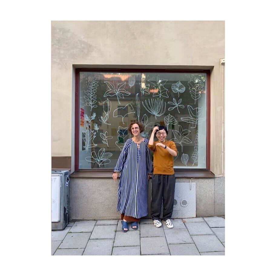 Mogu Takahashiさんのインスタグラム写真 - (Mogu TakahashiInstagram)「Last weekend Tina and I found old broken chair on the street, we felt something special and carried to studio! Ugly but so so comfortable 😌 #recycle #一期一会 #きょうもいい日」8月28日 5時54分 - mogutakahashi