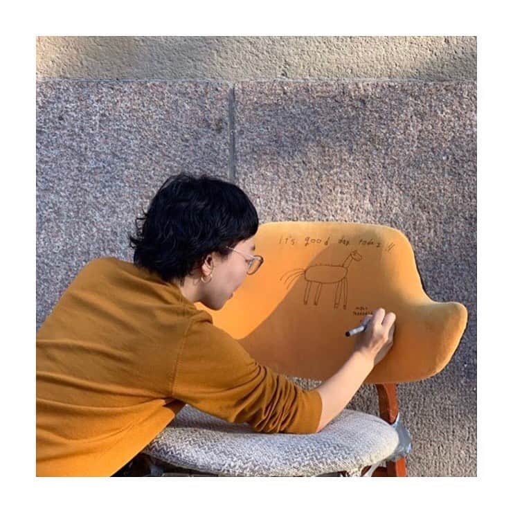 Mogu Takahashiさんのインスタグラム写真 - (Mogu TakahashiInstagram)「Last weekend Tina and I found old broken chair on the street, we felt something special and carried to studio! Ugly but so so comfortable 😌 #recycle #一期一会 #きょうもいい日」8月28日 5時54分 - mogutakahashi