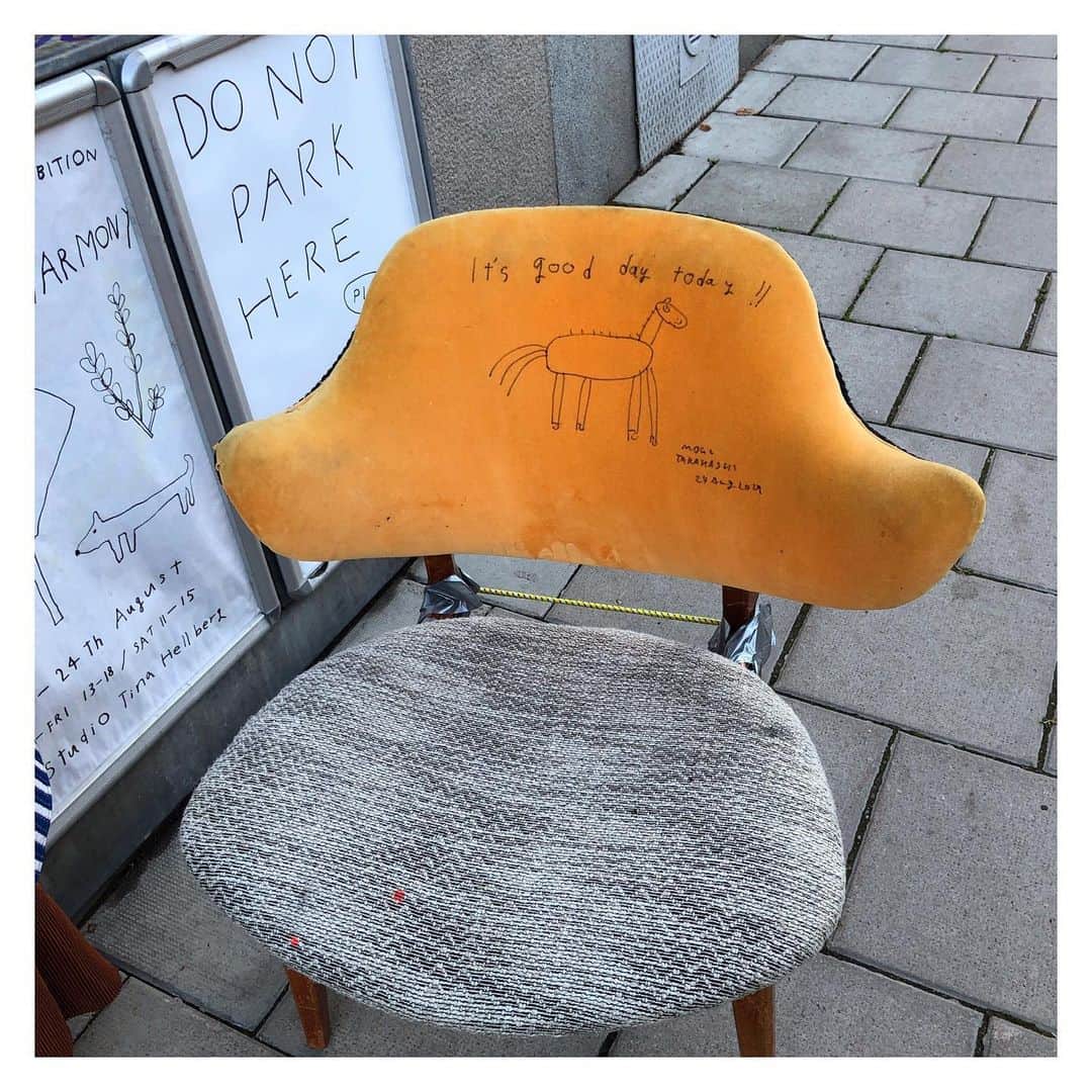 Mogu Takahashiのインスタグラム：「Last weekend Tina and I found old broken chair on the street, we felt something special and carried to studio! Ugly but so so comfortable 😌 #recycle #一期一会 #きょうもいい日」