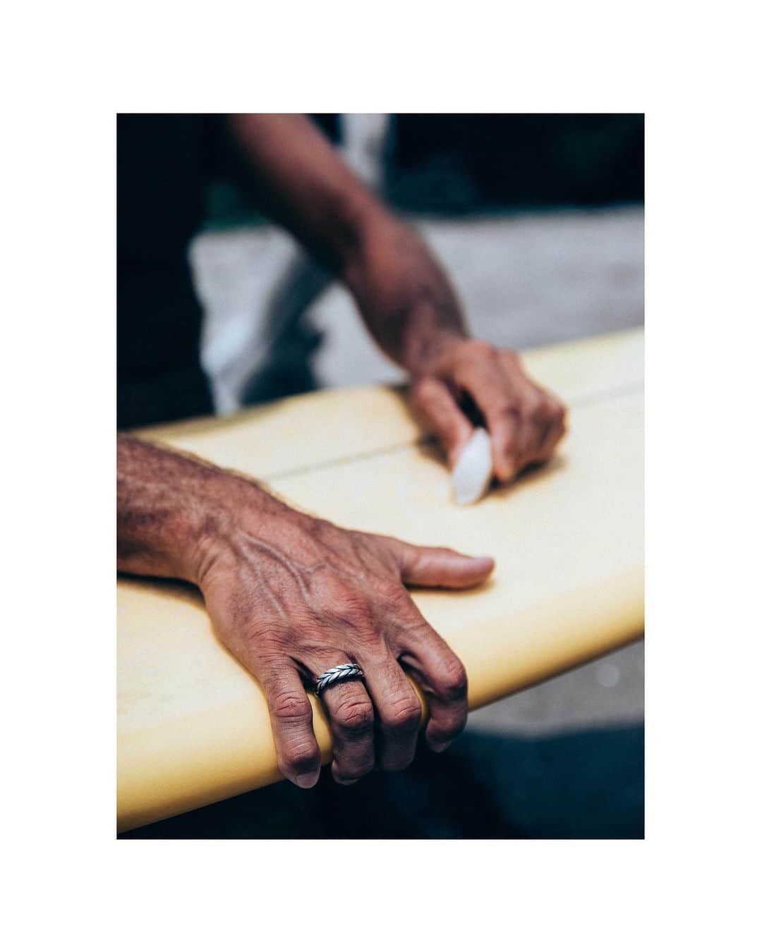 デビッドヤーマンのインスタグラム：「Writer, photographer and surfer @jeffjohnson_beyondandback gets ready for the day with his favorite board and our Chevron band. #DYxJimmyChin」