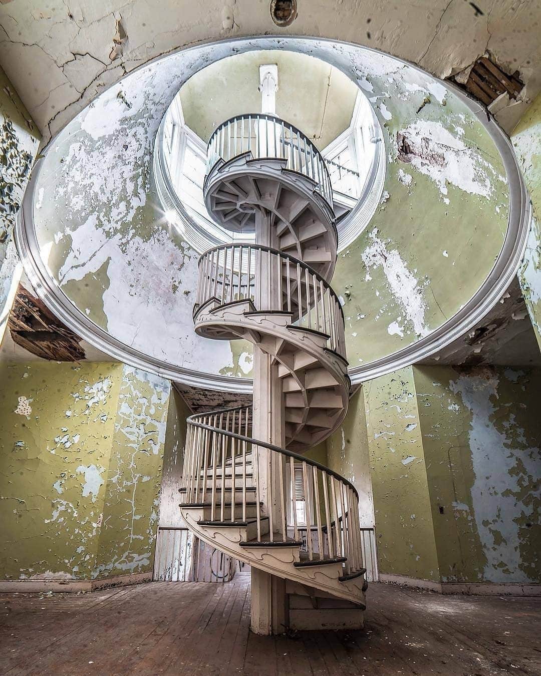 Abandoned Placesさんのインスタグラム写真 - (Abandoned PlacesInstagram)「The remains of an old insane asylum in Staunton, Virginia by @marisapizza」8月28日 6時00分 - itsabandoned