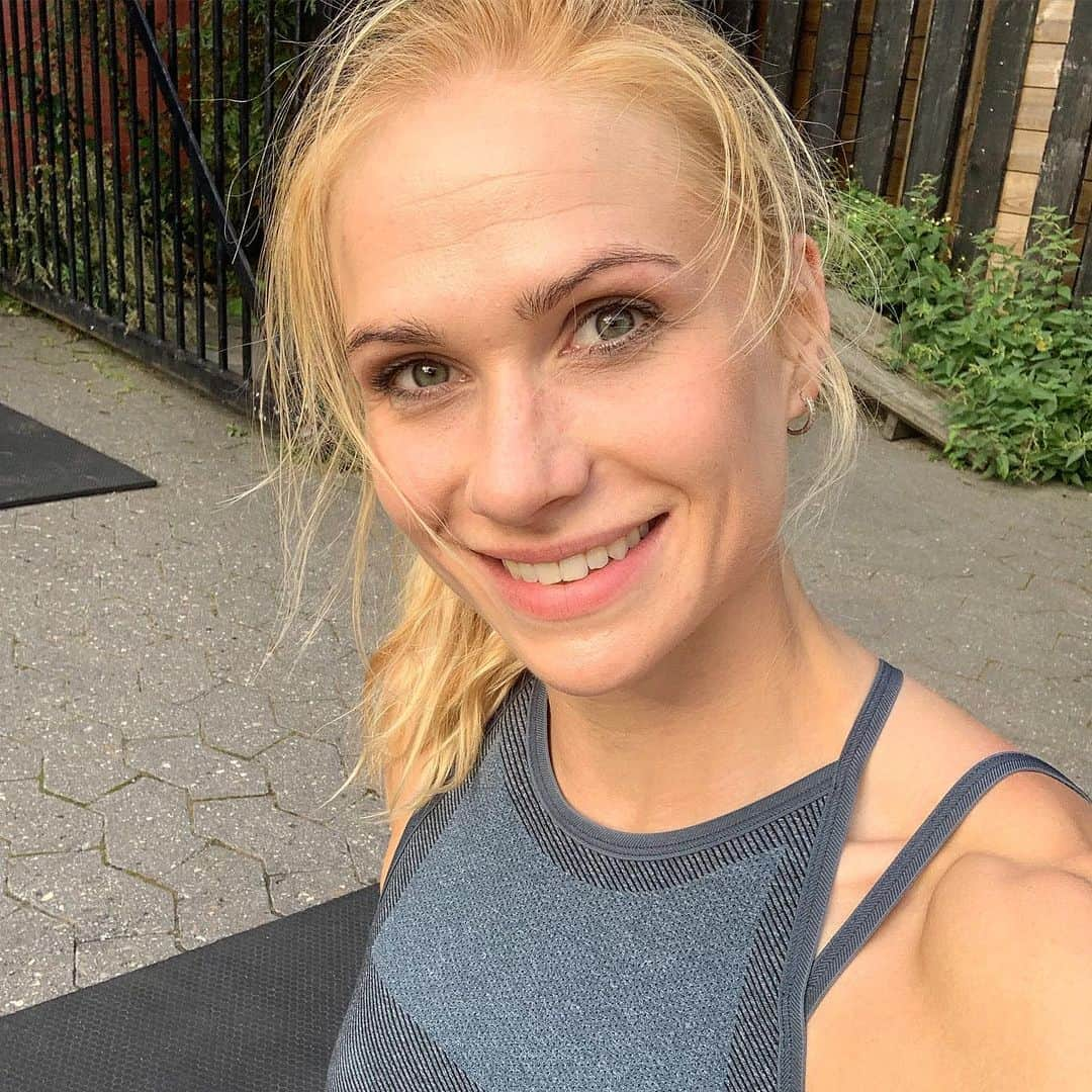 アニー・スラスドーターさんのインスタグラム写真 - (アニー・スラスドーターInstagram)「It’s like a second wave of summer in Copenhagen! ☀️🔥 —— I’ll take outside training for a few more days 🙌🙋‍♀️ #summerisstillhere #copenhagen」8月28日 6時08分 - anniethorisdottir