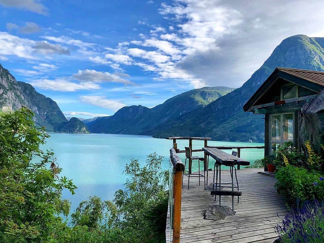 Airbnbさんのインスタグラム写真 - (AirbnbInstagram)「Tove’s tiny cottage puts as little as possible between you and your views of Sandvin Lake. If you feel like your jaw hasn’t dropped far enough, take a short drive—and long hike—up to Trolltunga, the rock formation that juts out impossibly over the landscape. ⁣ ⁣ Photo: @beingriku」8月28日 6時22分 - airbnb