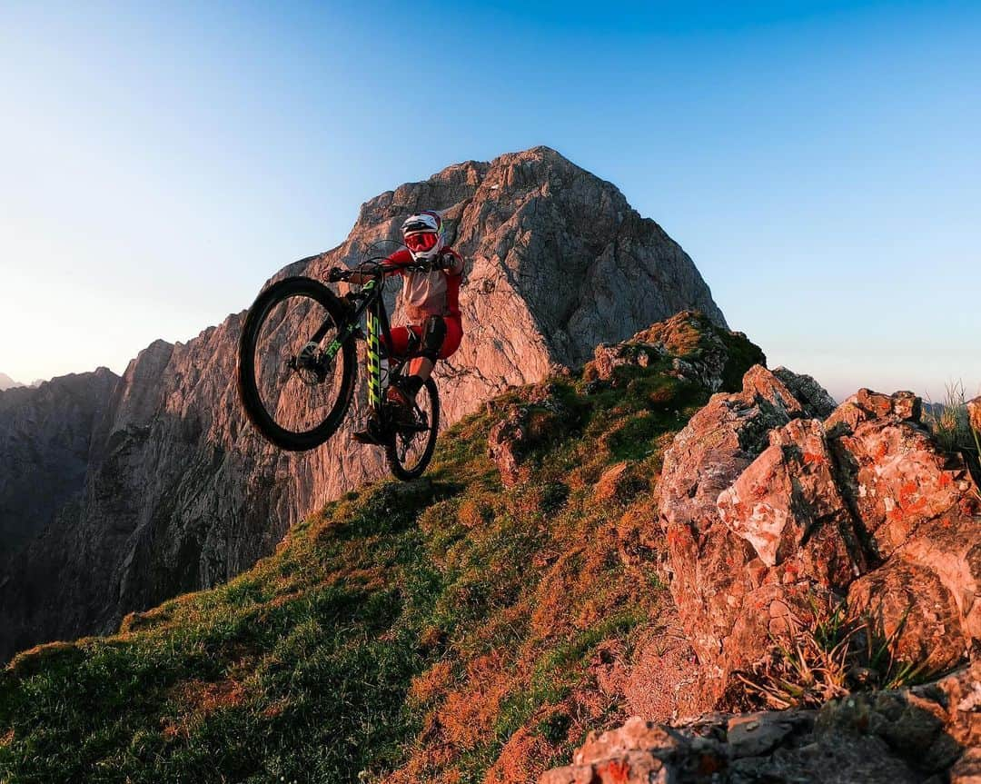 goproさんのインスタグラム写真 - (goproInstagram)「Photo of the Day: Waking up with wheelies. 📷 @primozfigaroravnik + #GoProHERO7 Black • • • #GoProMTB #GoPro #MountainBiking #MTB #Slovenia #WildWednesday」8月28日 6時26分 - gopro