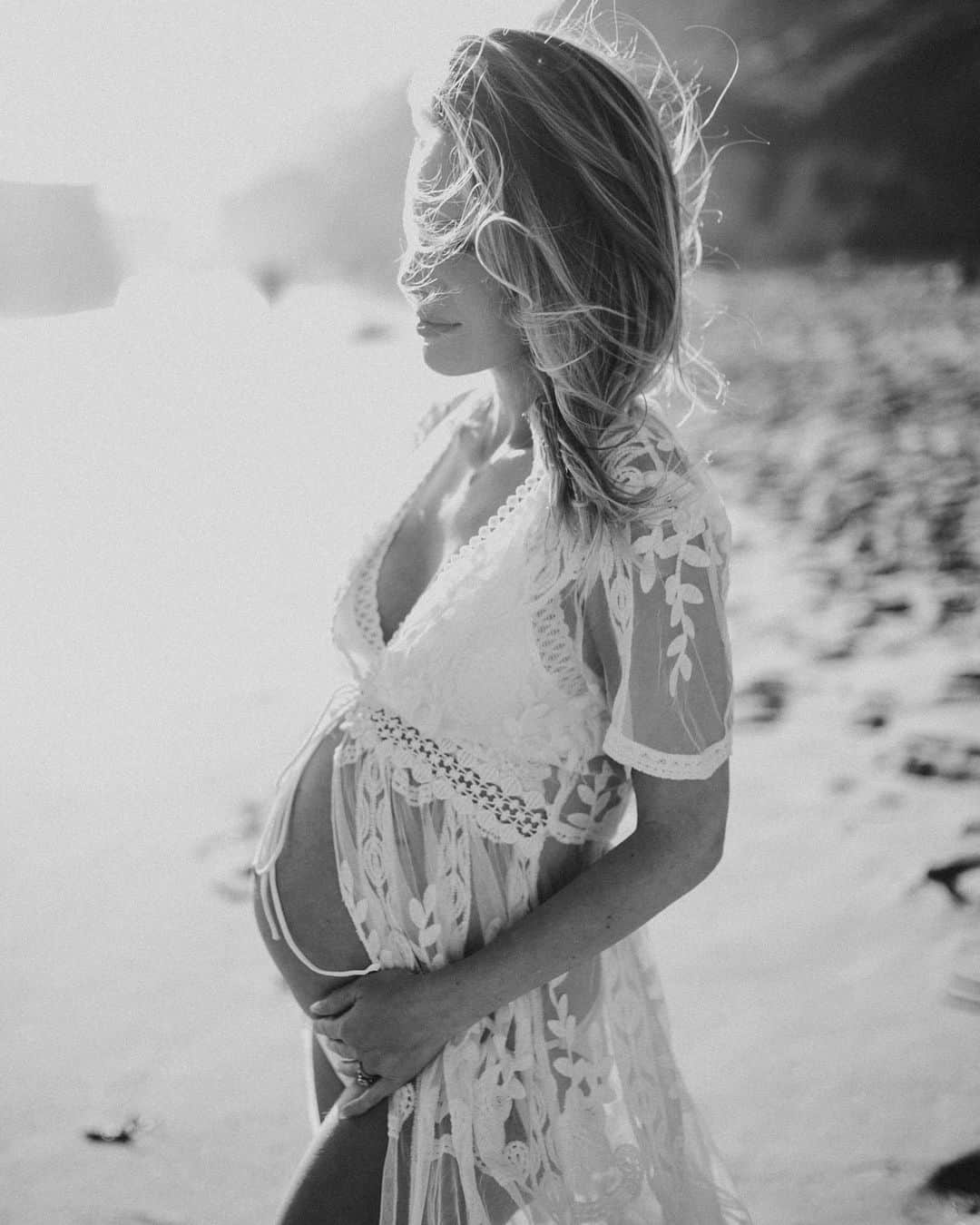 サマンサ・ドロークのインスタグラム：「35 weeks with you ... my baby girl we can’t wait to meet you 💗 #mygirl #babytomchik #vicicollab」